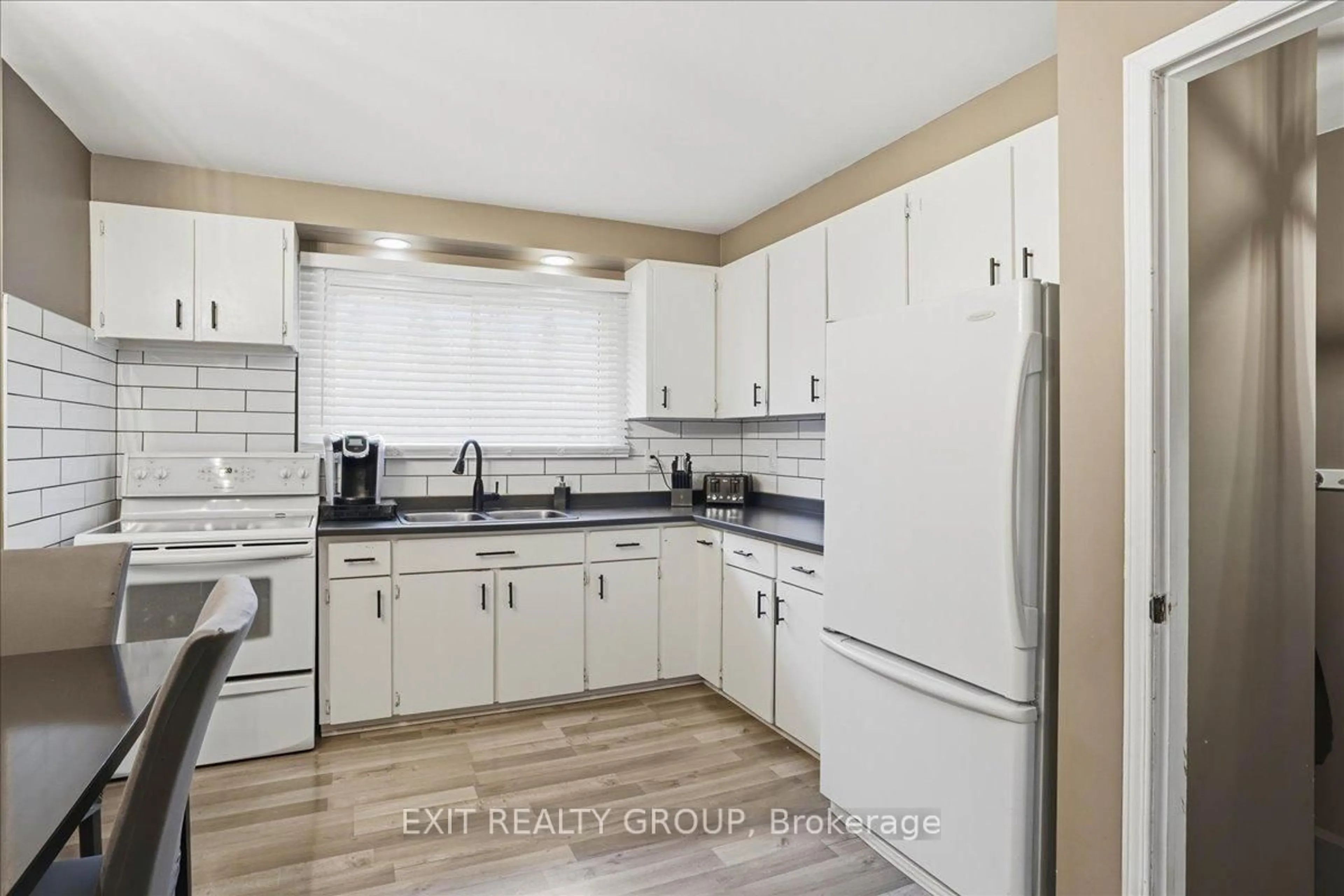 Standard kitchen, ceramic/tile floor for 518 Aikins Rd, Quinte West Ontario K8V 5P5