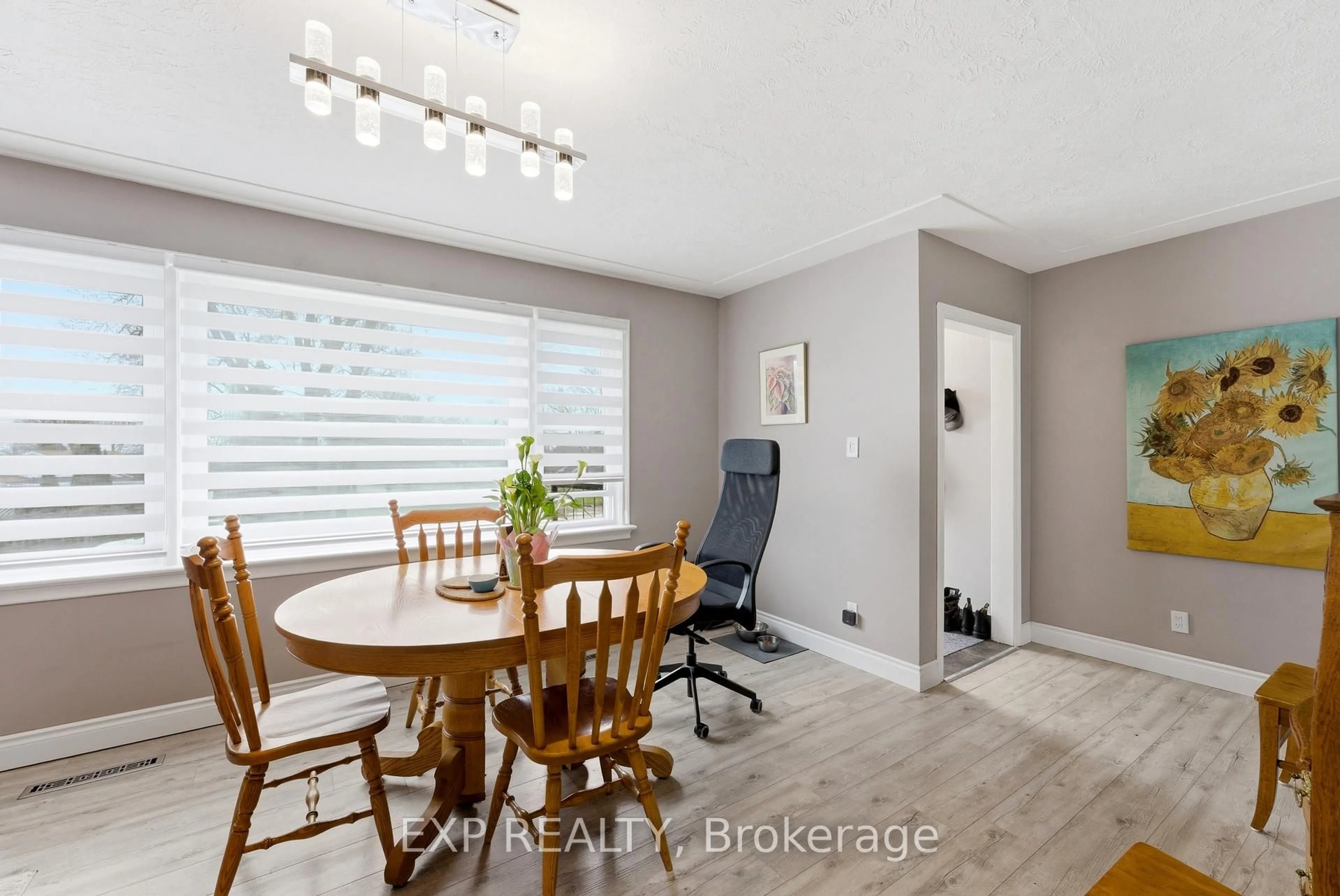 Dining room, wood/laminate floor for 69 First Ave, Quinte West Ontario K8V 4C2