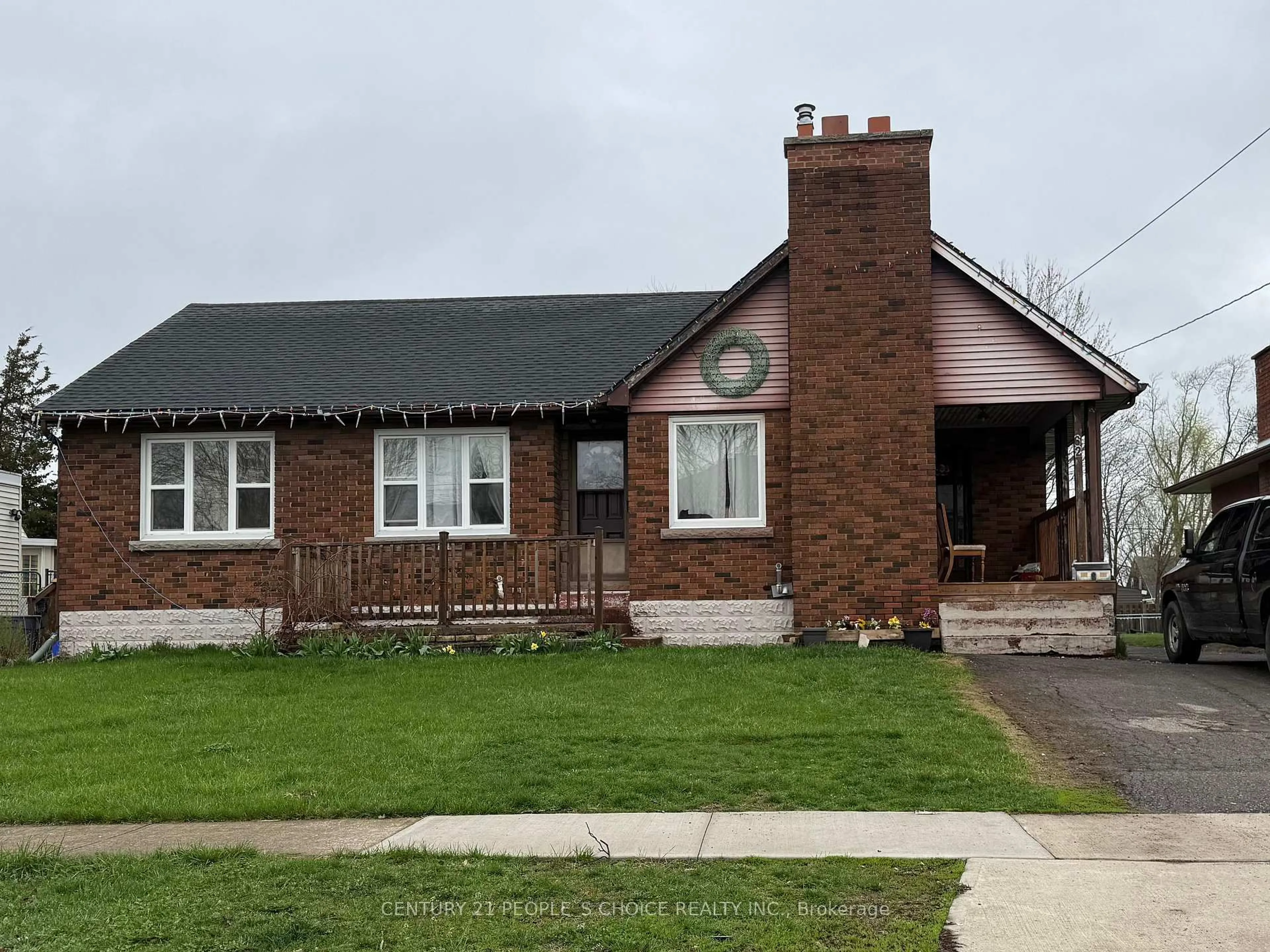 A pic from outside/outdoor area/front of a property/back of a property/a pic from drone, building for 62 SECOND St, Welland Ontario L3B 4T6