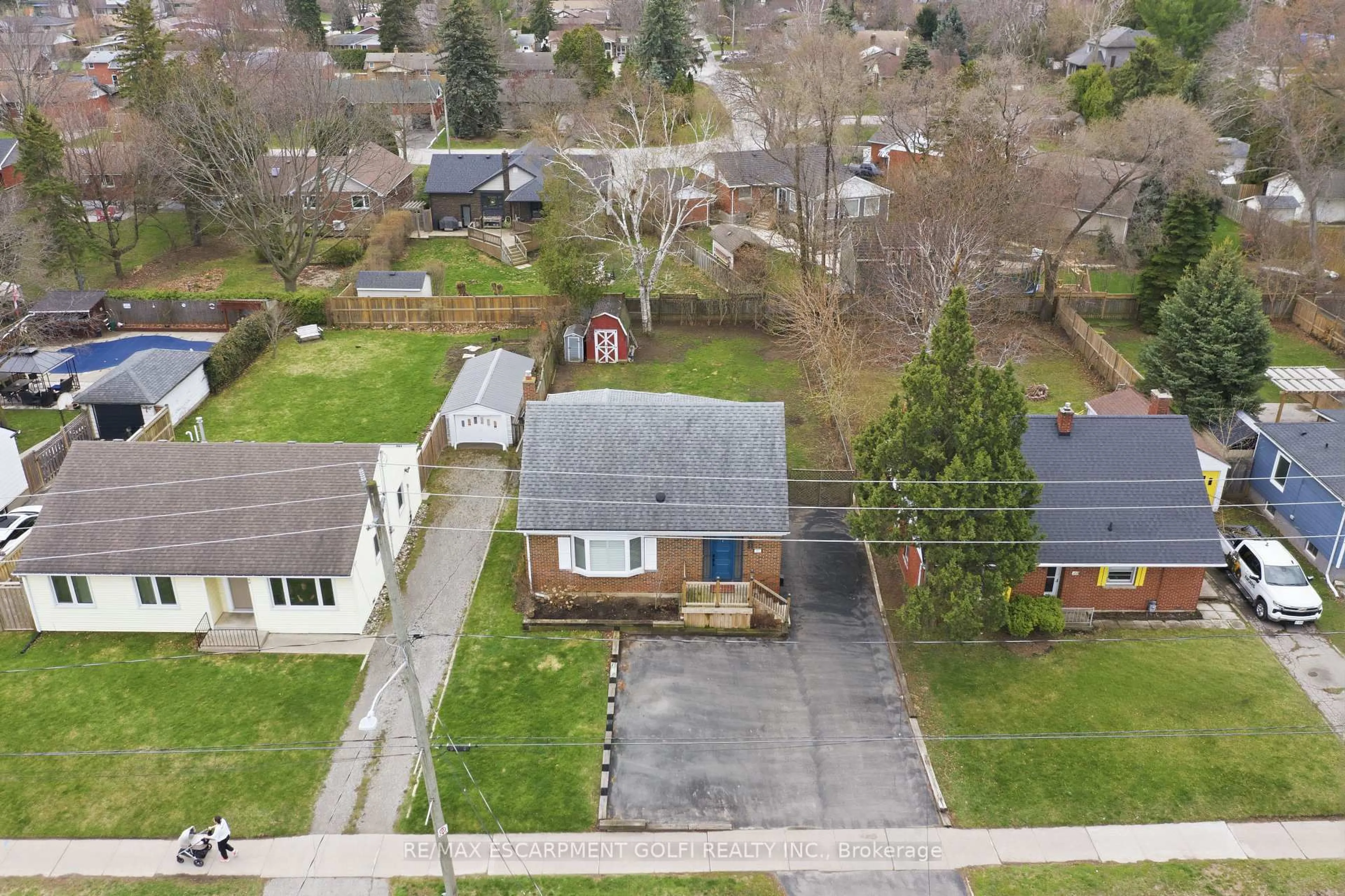 A pic from outside/outdoor area/front of a property/back of a property/a pic from drone, street for 101 Livingston Ave, Grimsby Ontario L3M 1L4