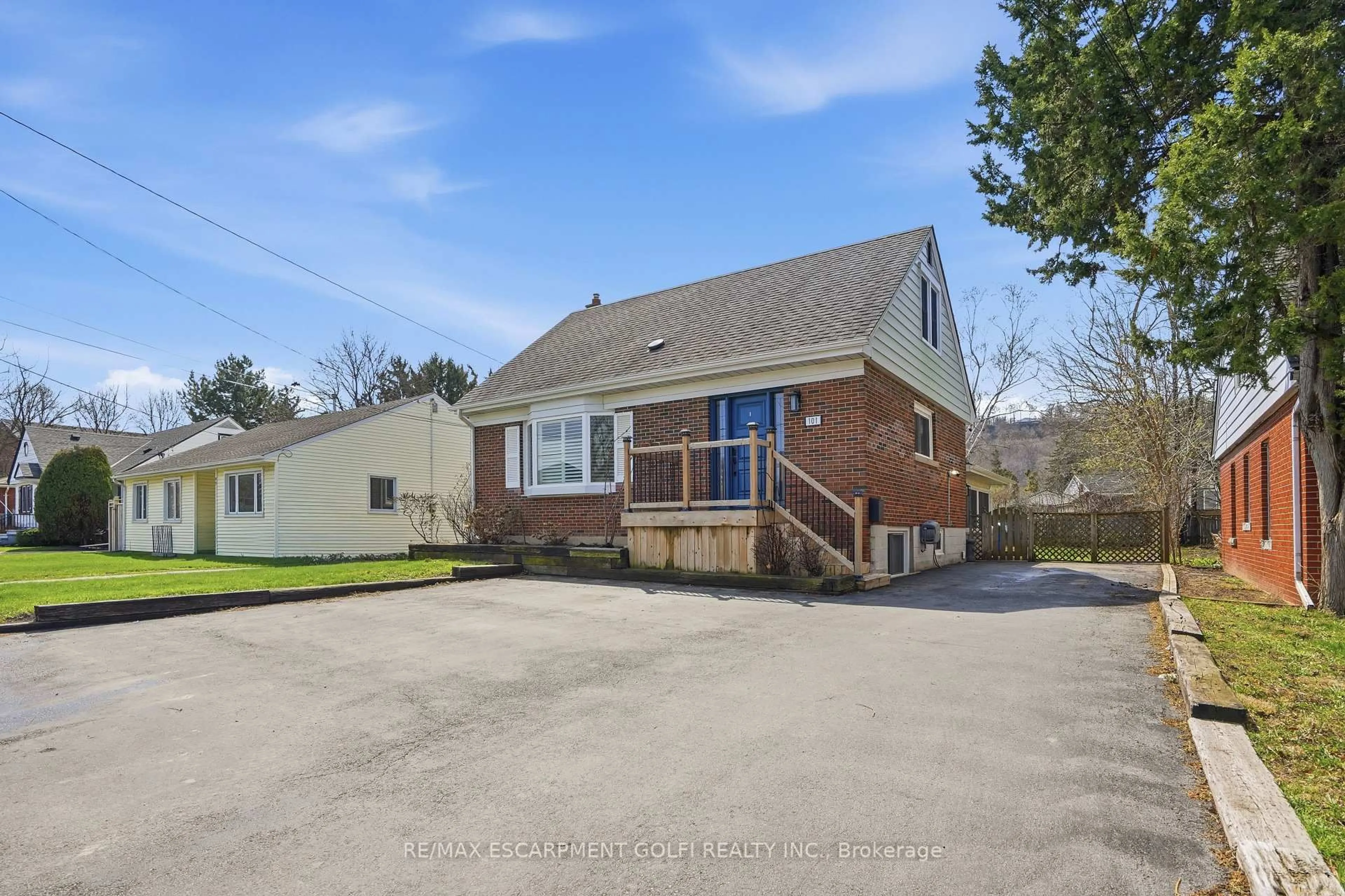 A pic from outside/outdoor area/front of a property/back of a property/a pic from drone, street for 101 Livingston Ave, Grimsby Ontario L3M 1L4