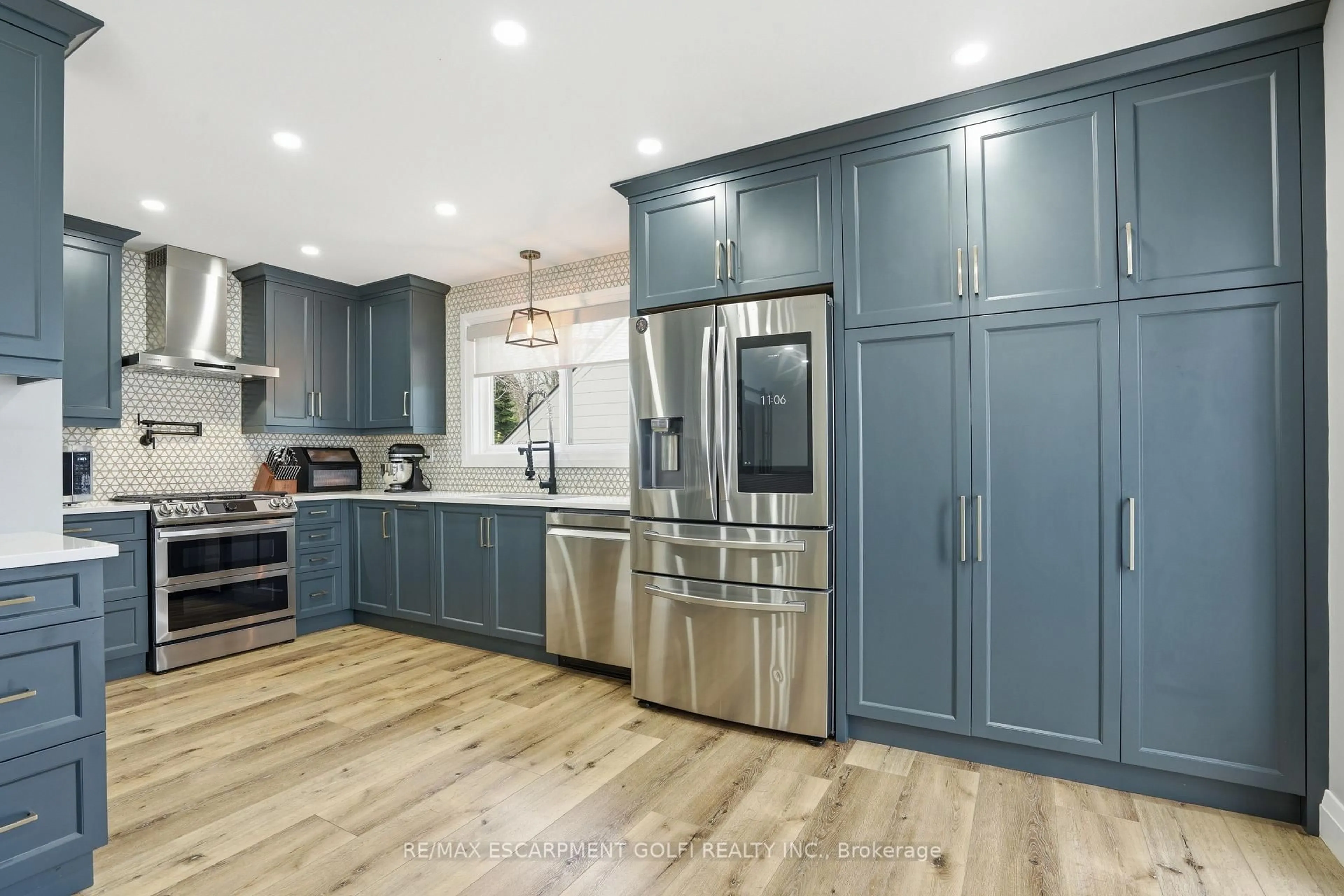 Contemporary kitchen, unknown for 101 Livingston Ave, Grimsby Ontario L3M 1L4