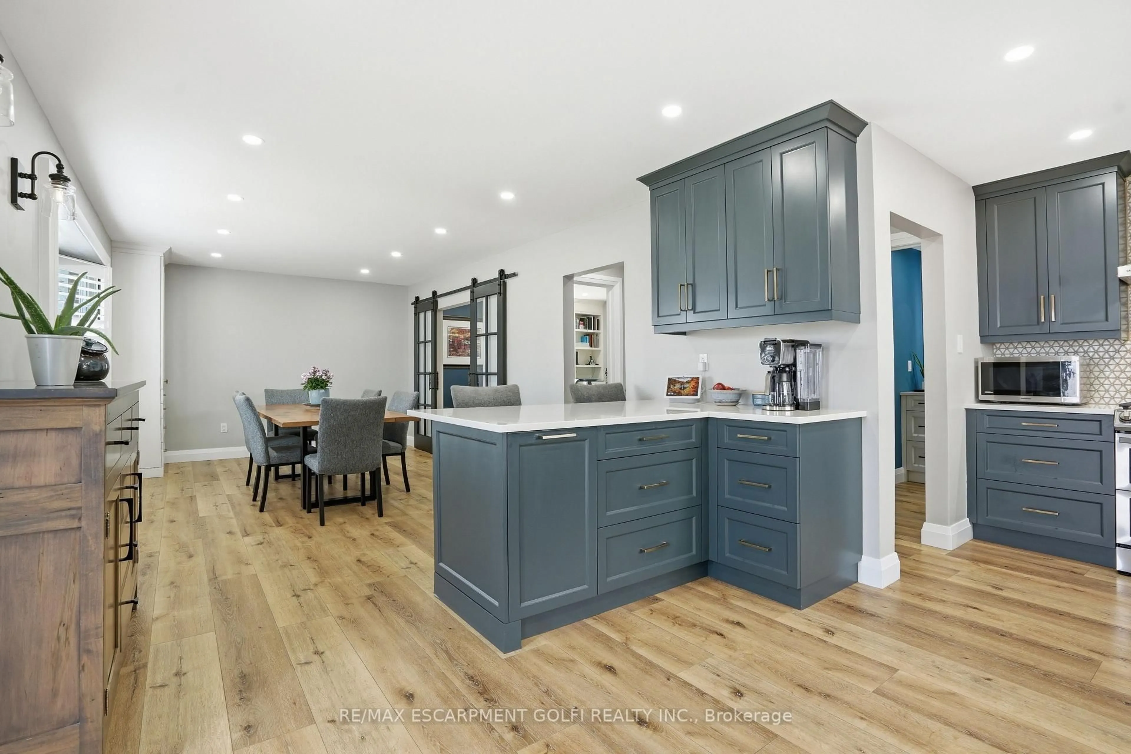 Open concept kitchen, wood/laminate floor for 101 Livingston Ave, Grimsby Ontario L3M 1L4