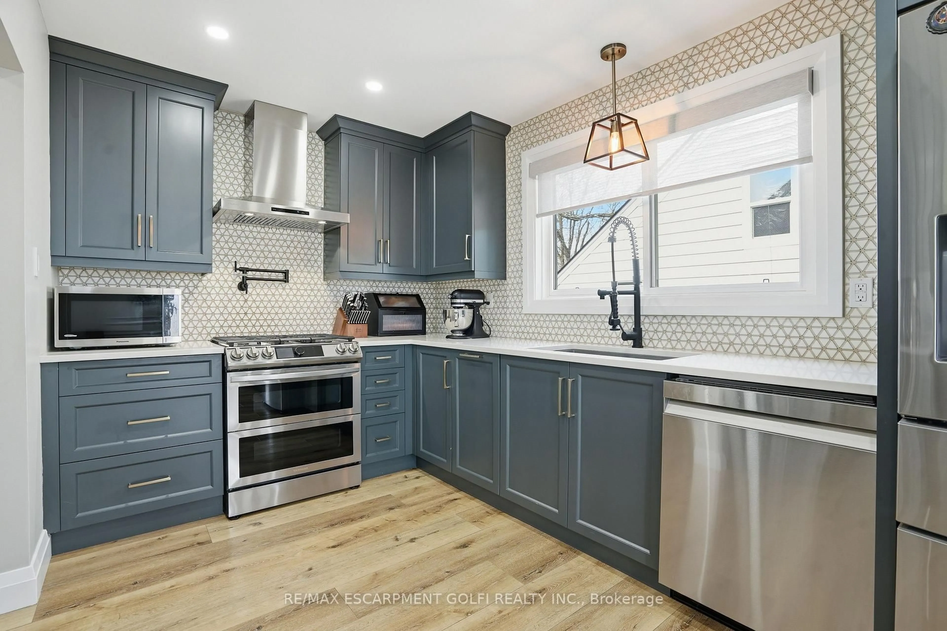 Open concept kitchen, ceramic/tile floor for 101 Livingston Ave, Grimsby Ontario L3M 1L4