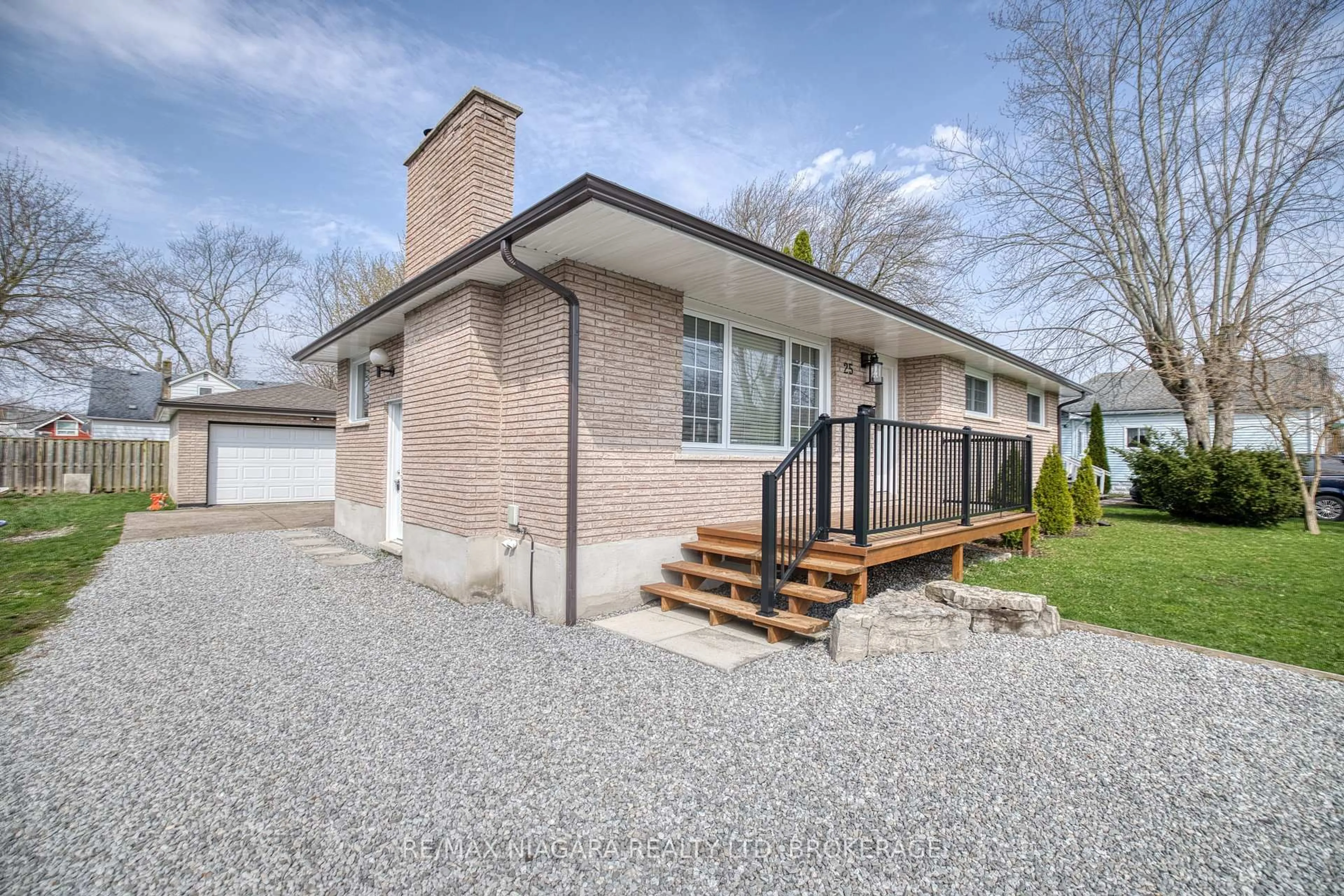 Home with brick exterior material, street for 25 Rice Rd, Welland Ontario L3C 2V4