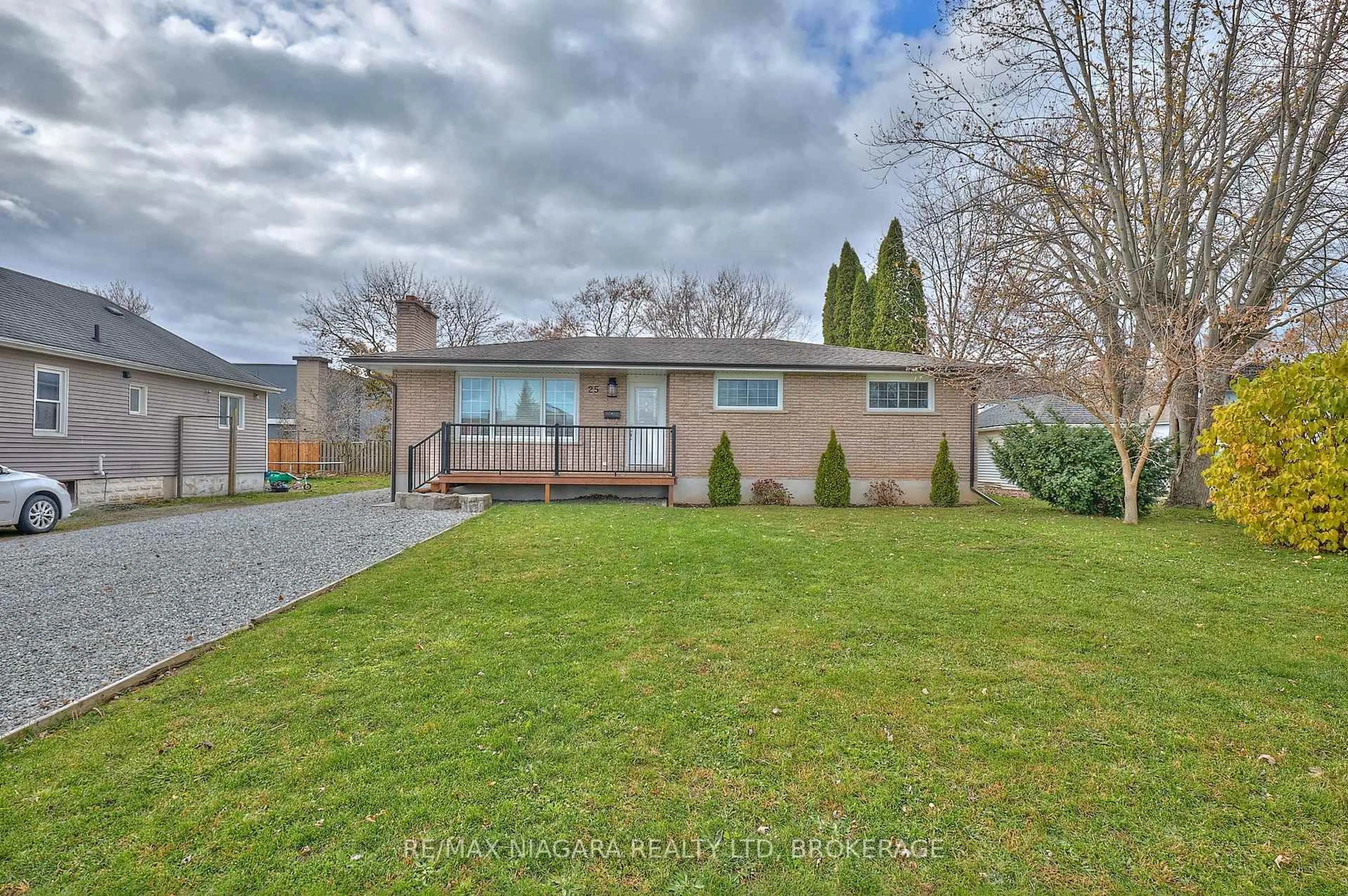 A pic from outside/outdoor area/front of a property/back of a property/a pic from drone, street for 25 Rice Rd, Welland Ontario L3C 2V4