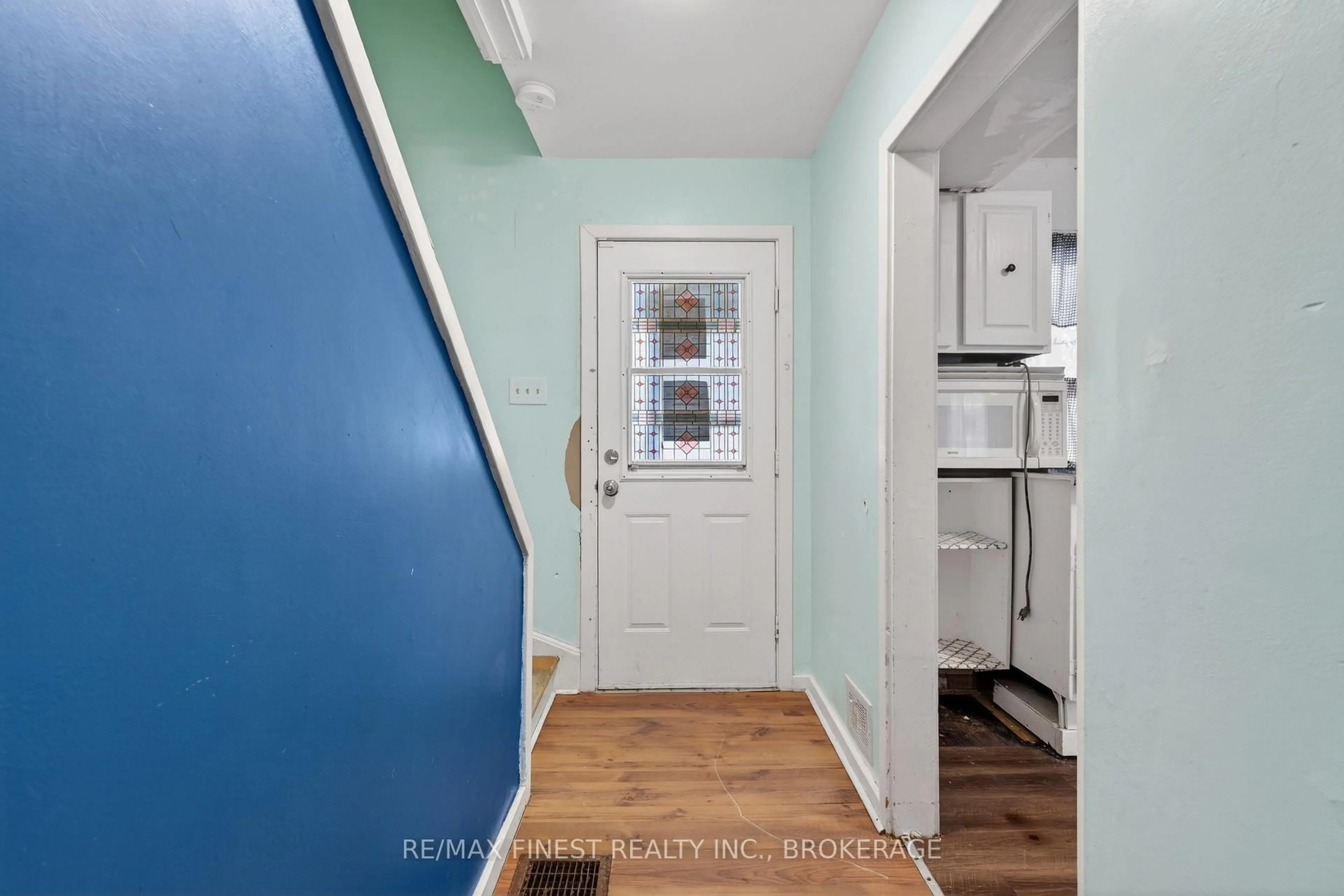 Indoor entryway for 17 London Ave, Prince Edward County Ontario K0K 2T0