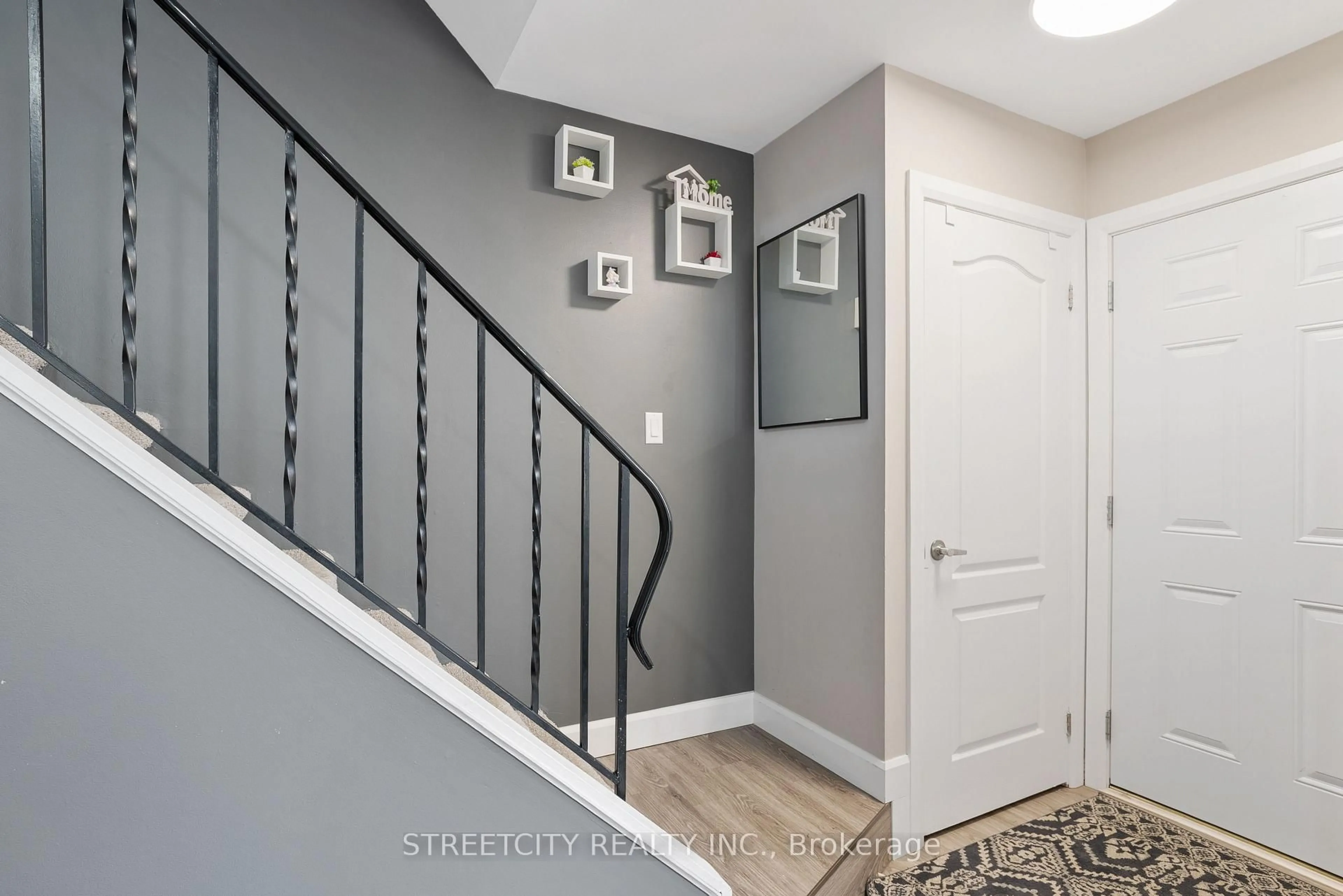 Indoor entryway for 190 Spence Dr, Strathroy-Caradoc Ontario N7G 3T5