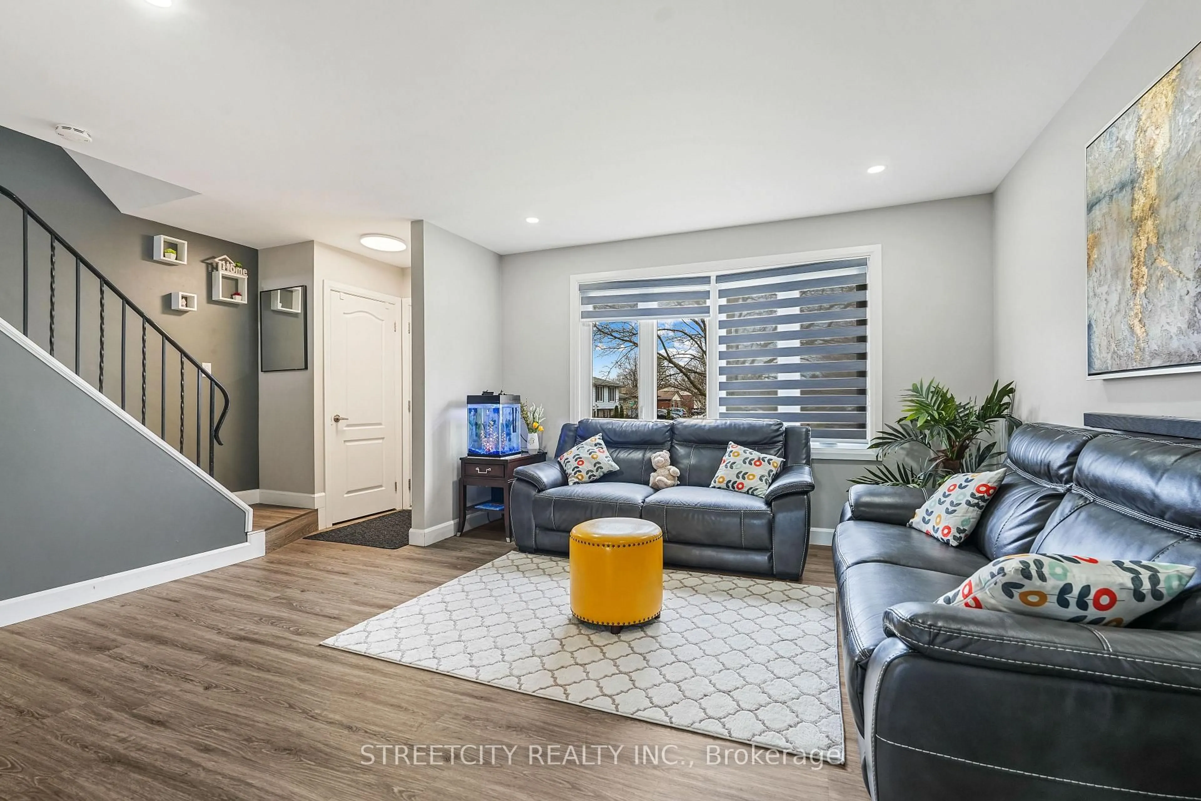 Living room with furniture, unknown for 190 Spence Dr, Strathroy-Caradoc Ontario N7G 3T5