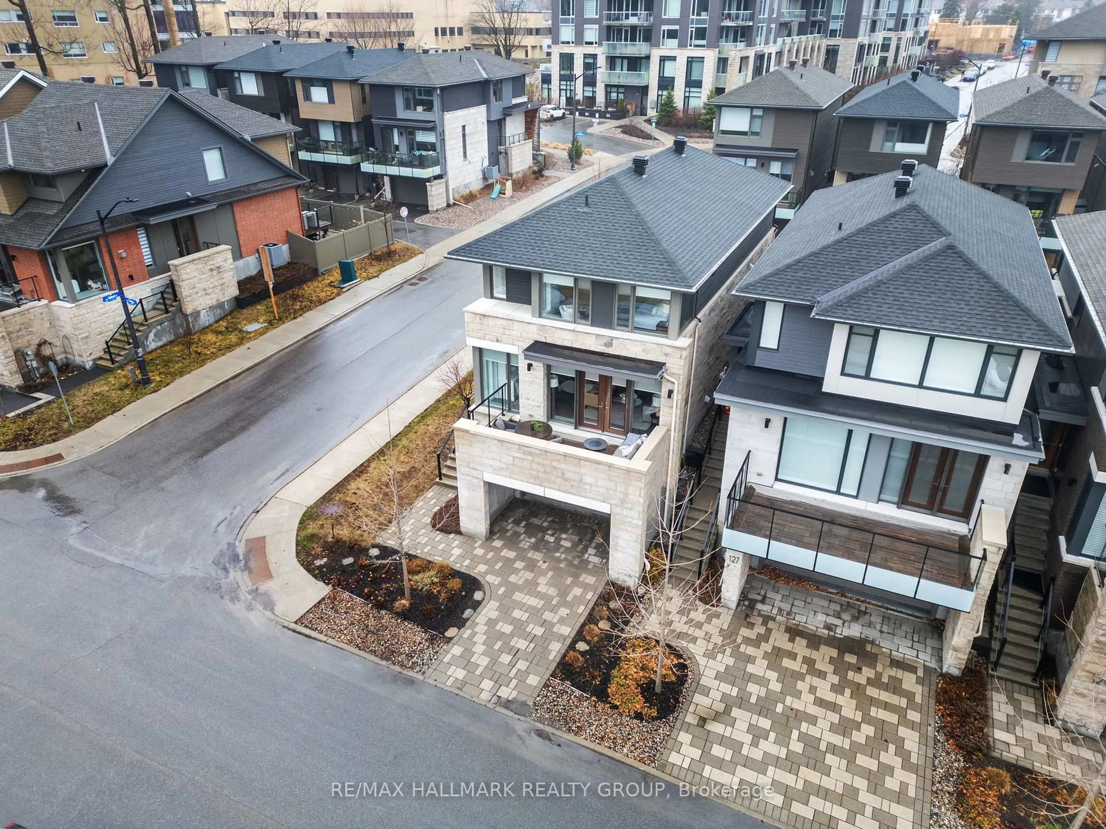 A pic from outside/outdoor area/front of a property/back of a property/a pic from drone, street for 30 Telmon St, Ottawa Ontario K1S 5P7
