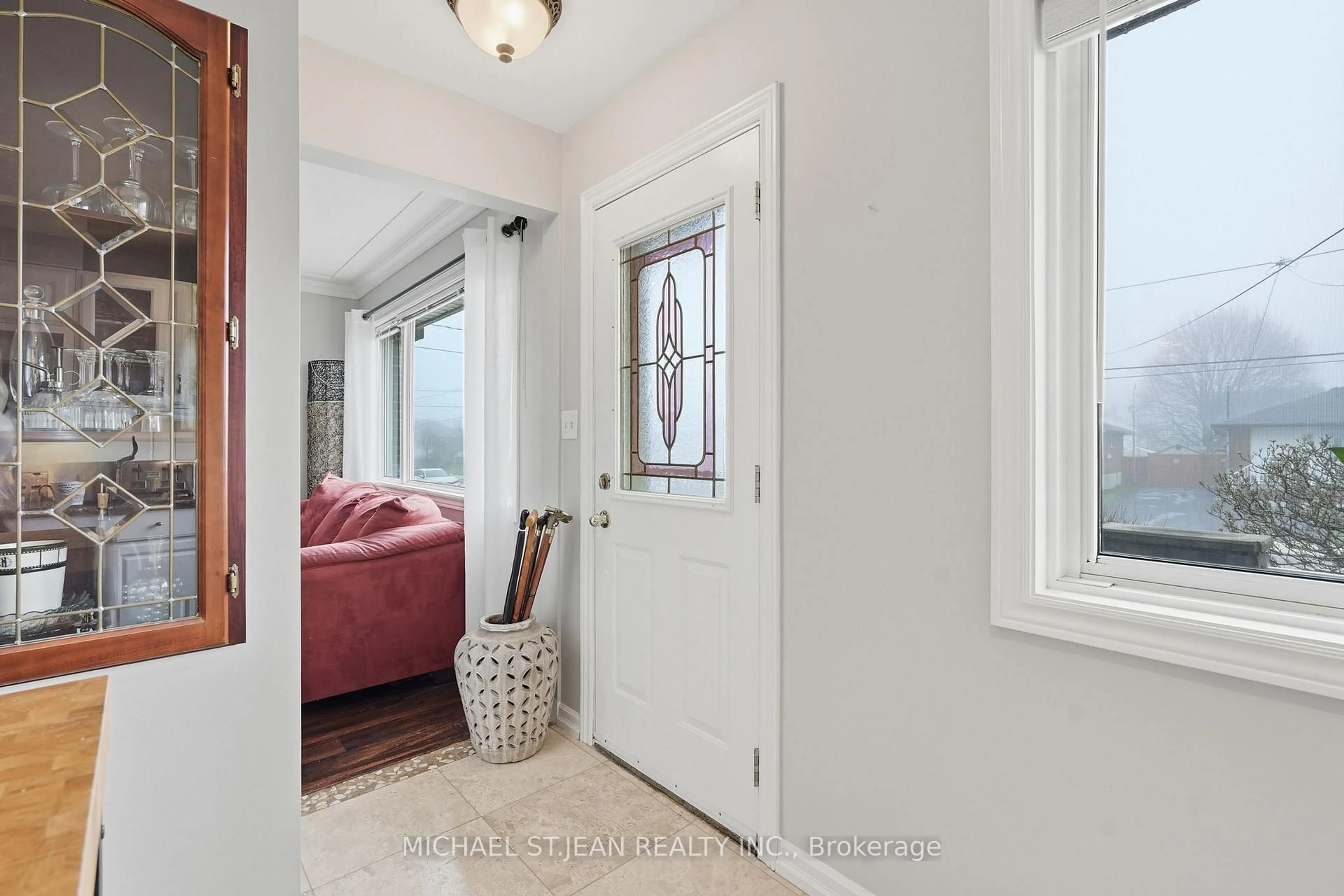 Indoor entryway for 80 LUSCOMBE St, Hamilton Ontario L9A 2J8