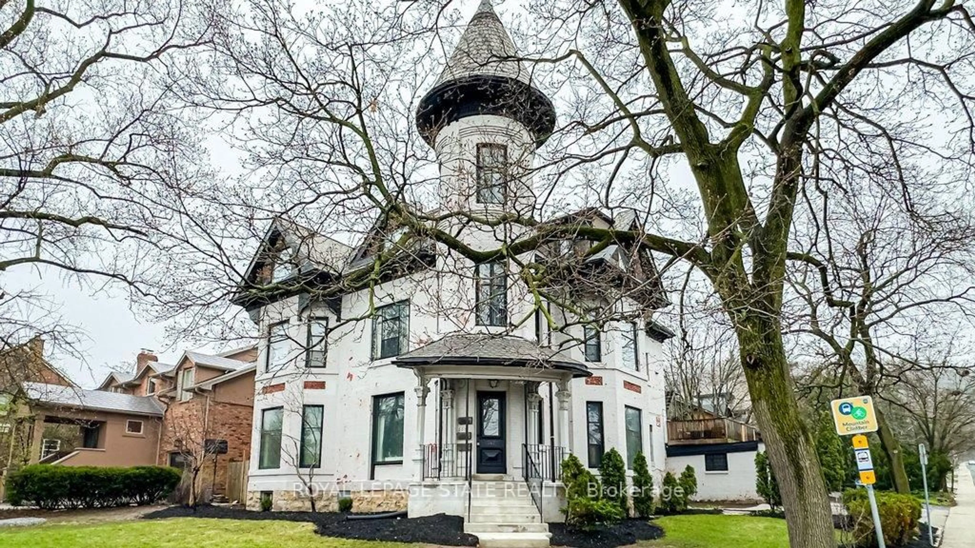 Home with brick exterior material, building for 347 Queen St, Hamilton Ontario L8P 3T8