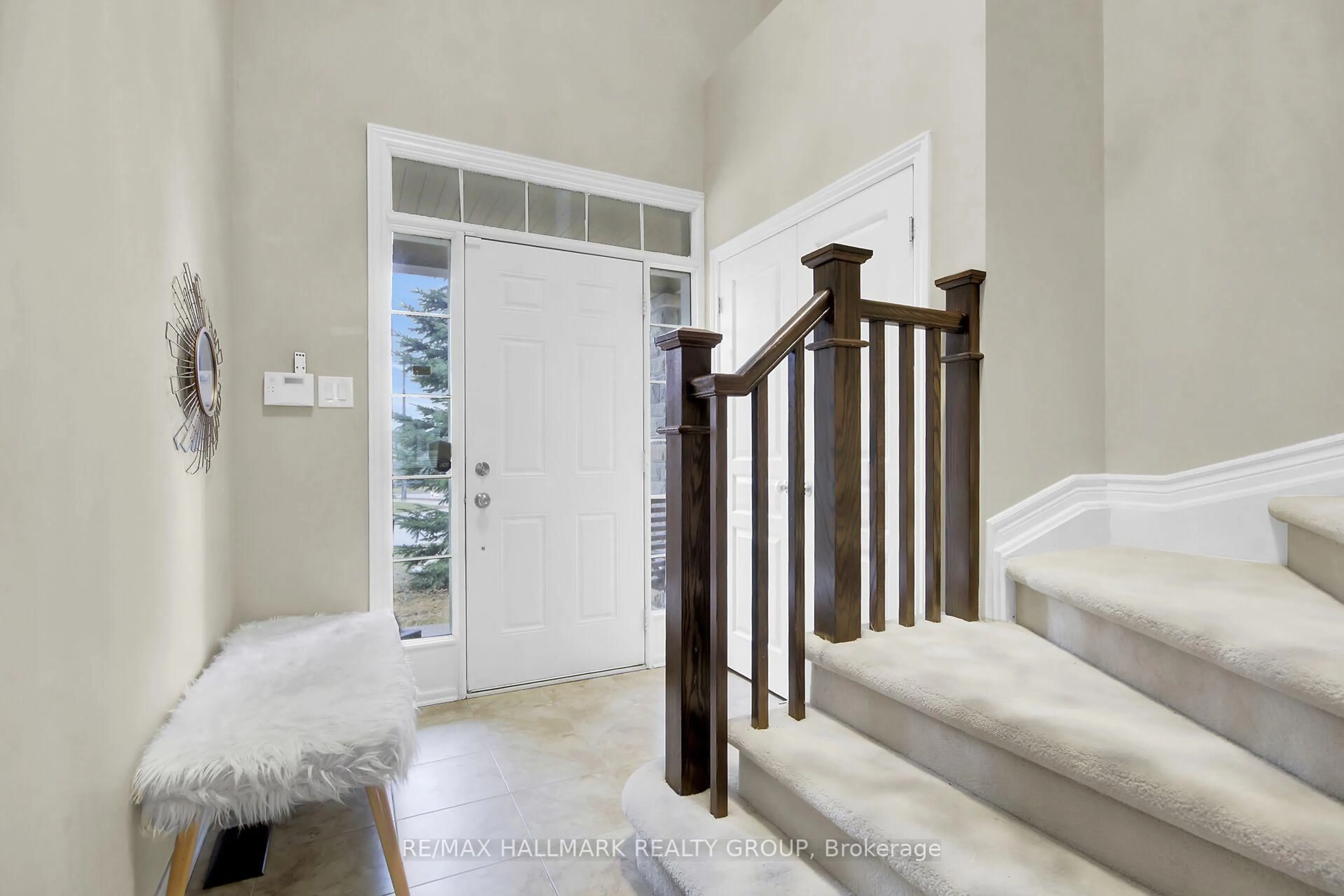 Indoor entryway for 600 Miro Way, Ottawa Ontario K2T 0E6