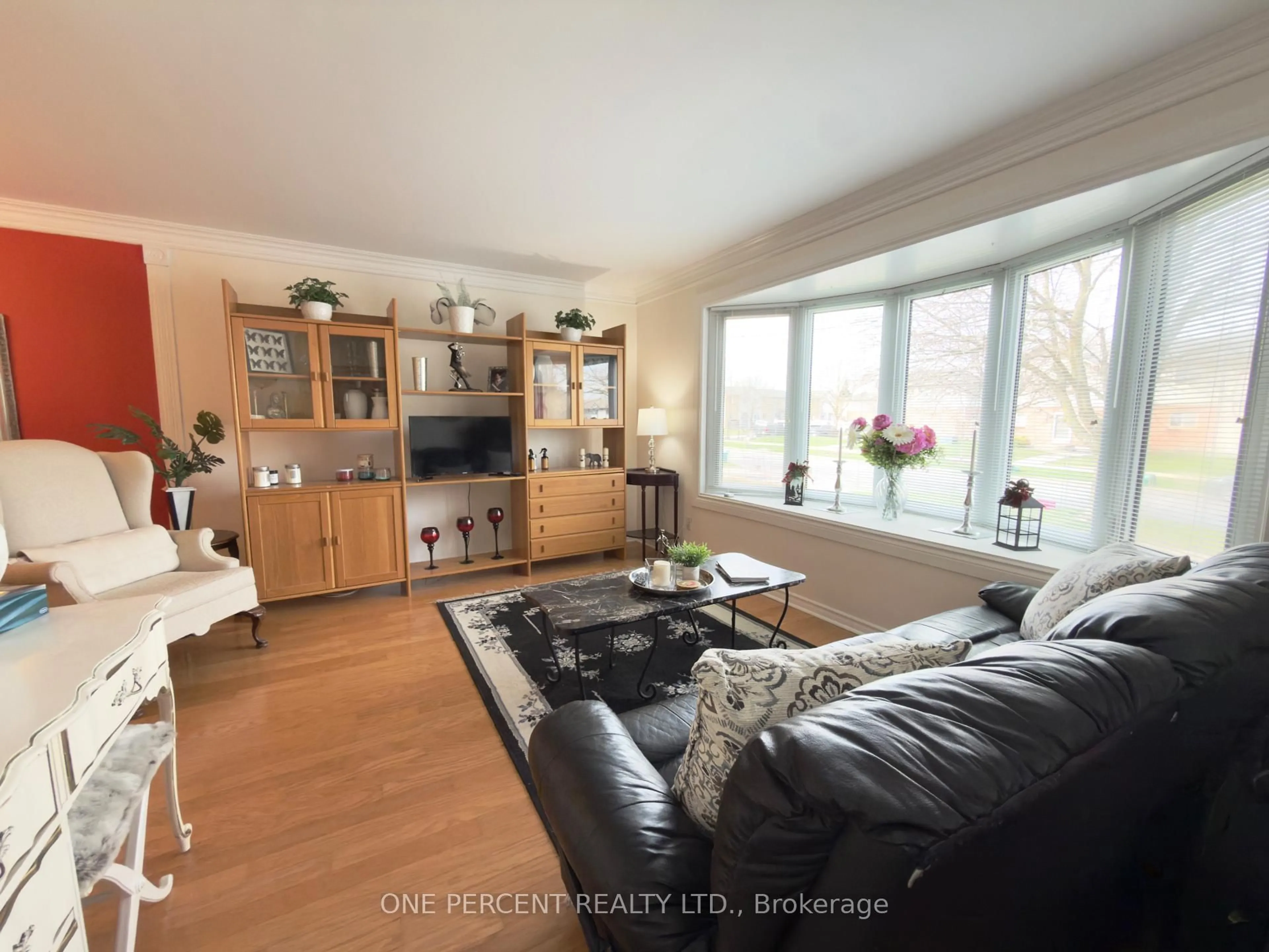 Living room with furniture, wood/laminate floor for 64 Dorchester Blvd, St. Catharines Ontario L2M 6V2