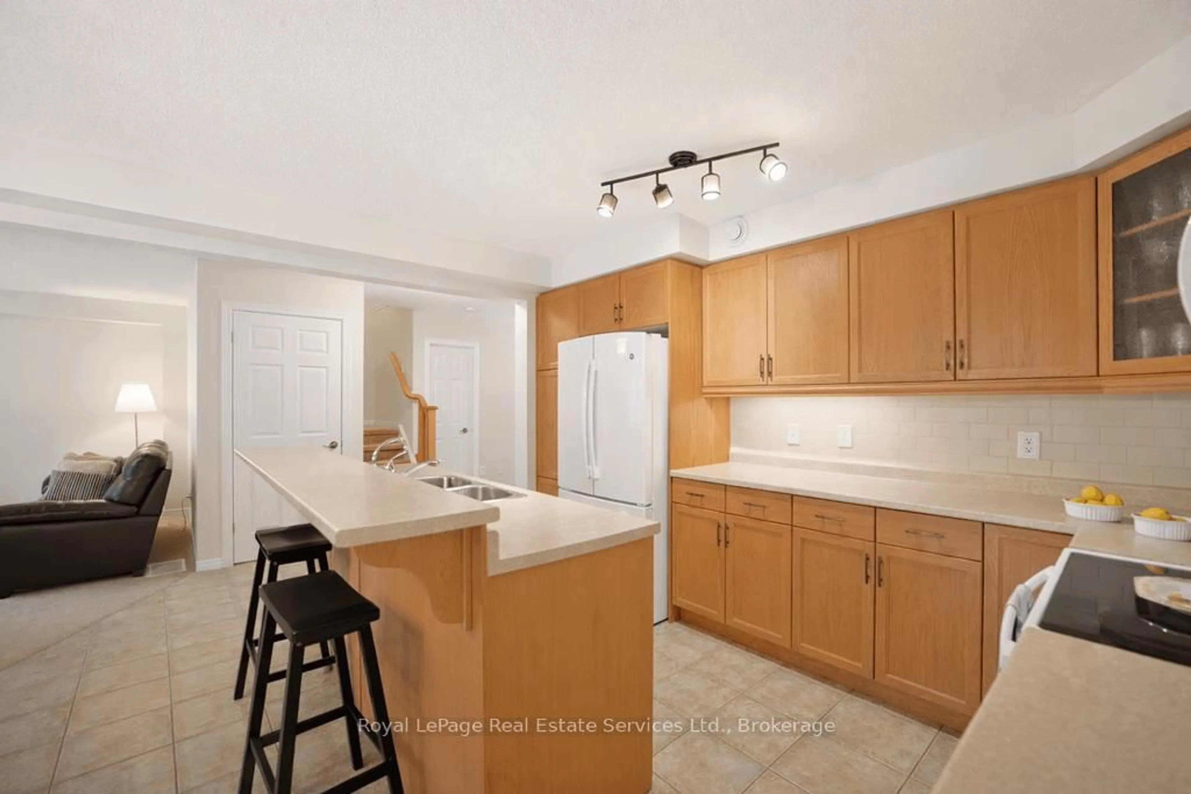 Standard kitchen, ceramic/tile floor for 255 Summerfield Dr #11, Guelph Ontario N1L 0E1