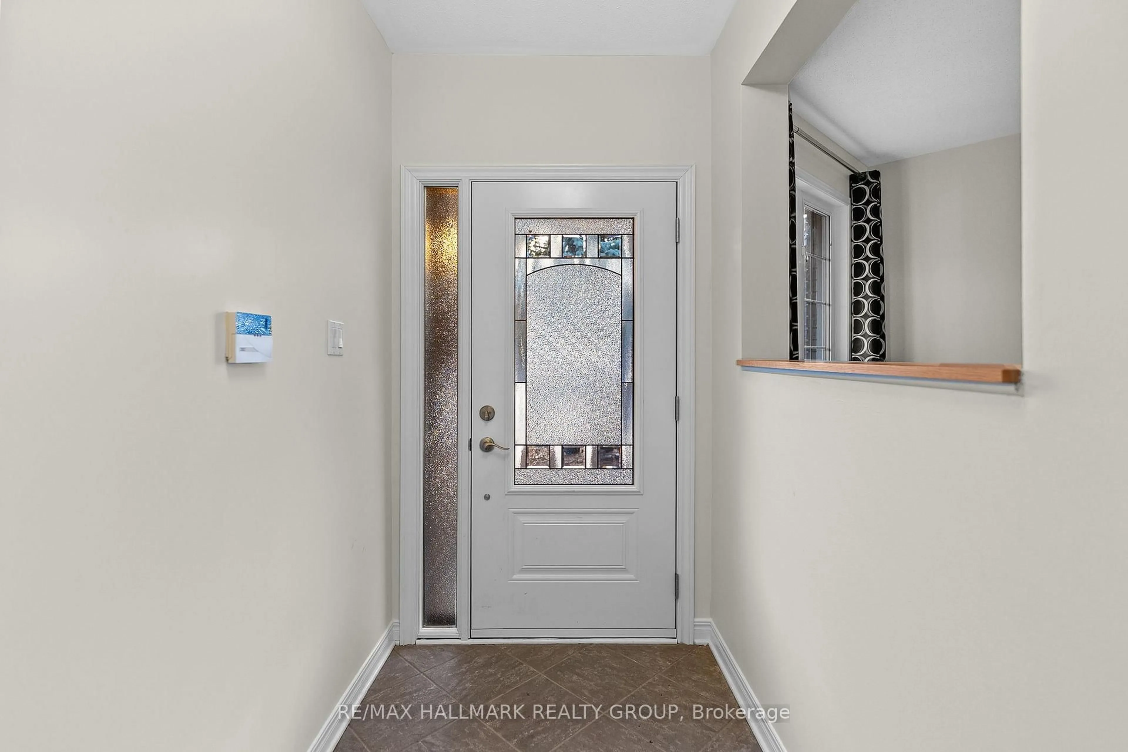 Indoor entryway for 42 Nortoba Cres, Kanata Ontario K2T 1H5