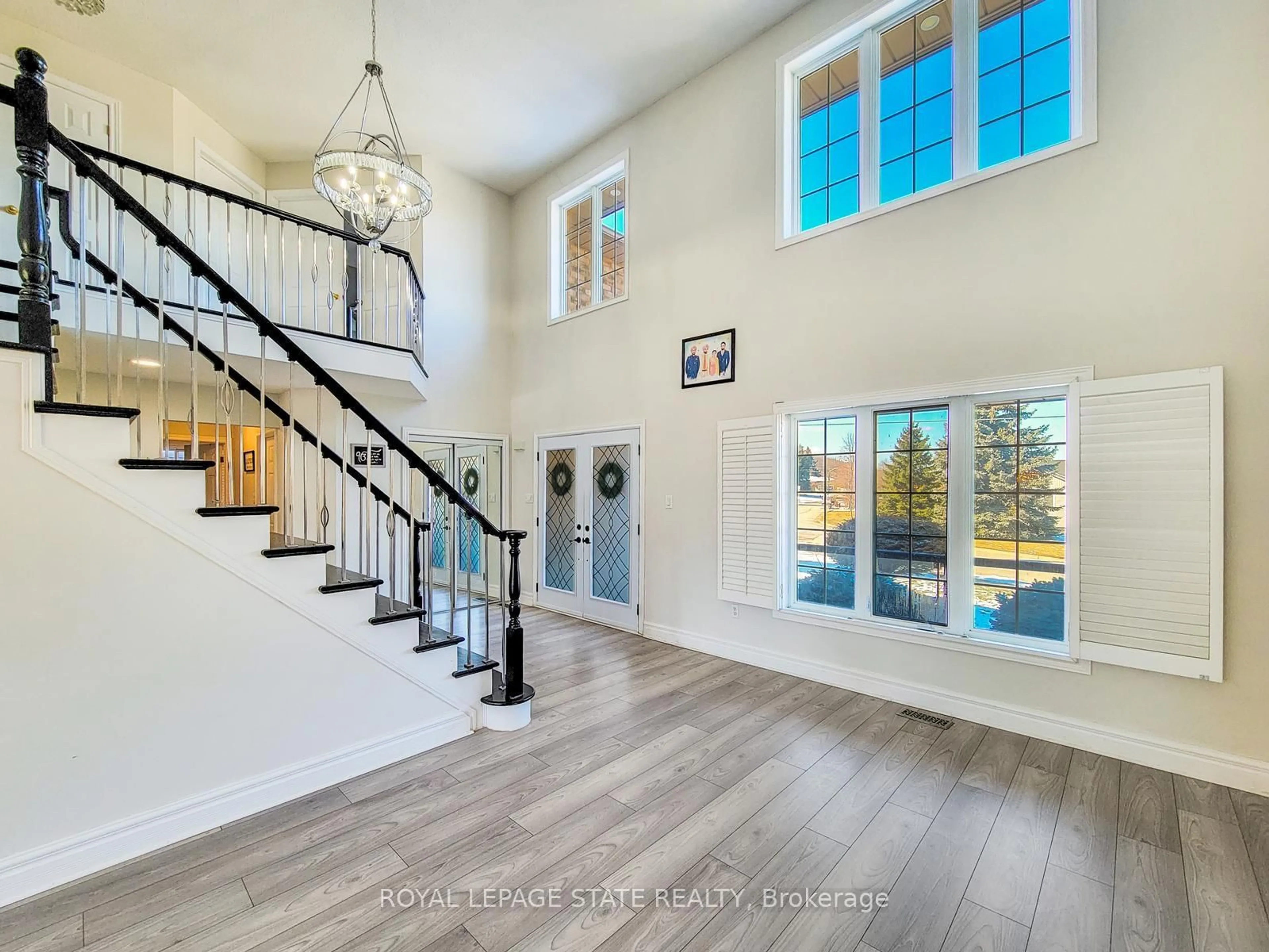 Indoor entryway for 86 Margaret Ave, Hamilton Ontario L8G 3G5