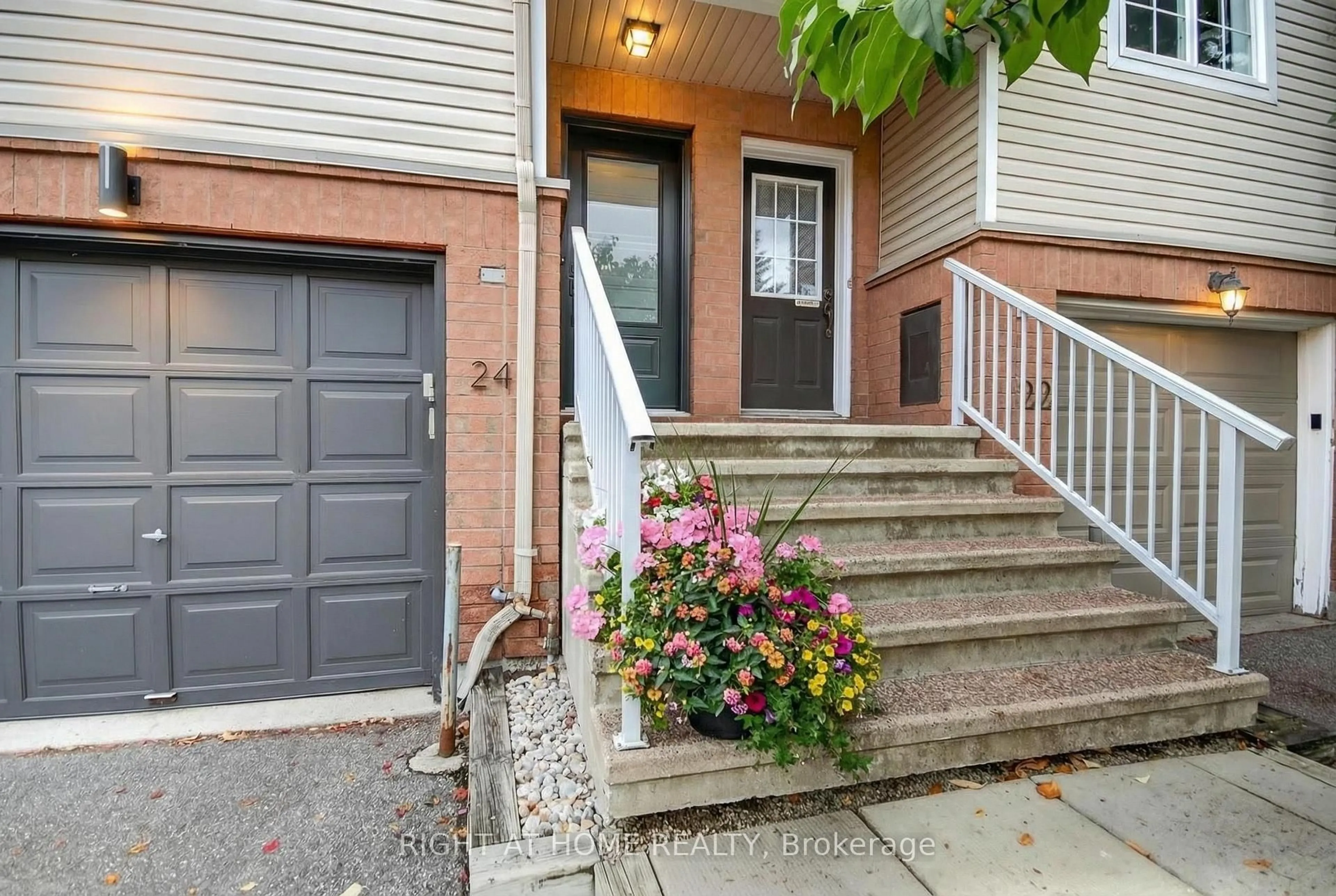 Indoor entryway for 24 Manhattan Cres, Ottawa Ontario K2C 4B4