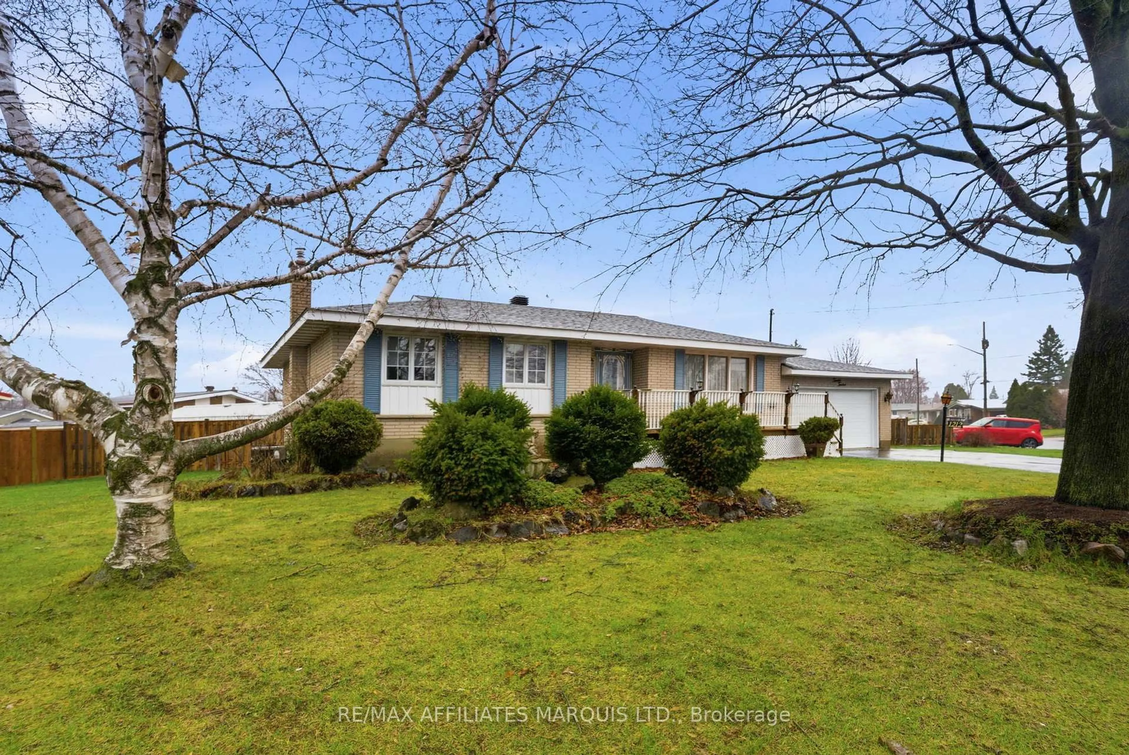 A pic from outside/outdoor area/front of a property/back of a property/a pic from drone, unknown for 1212 Brodeur St, Cornwall Ontario K6J 4Z2