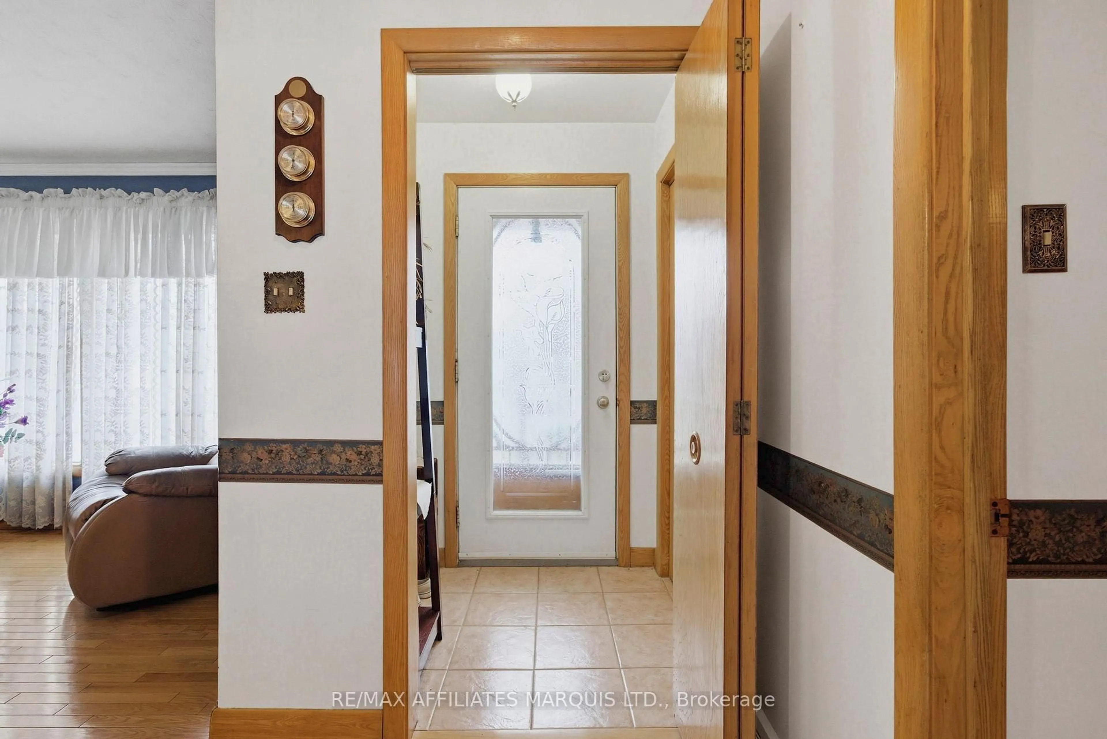 Indoor foyer for 1212 Brodeur St, Cornwall Ontario K6J 4Z2