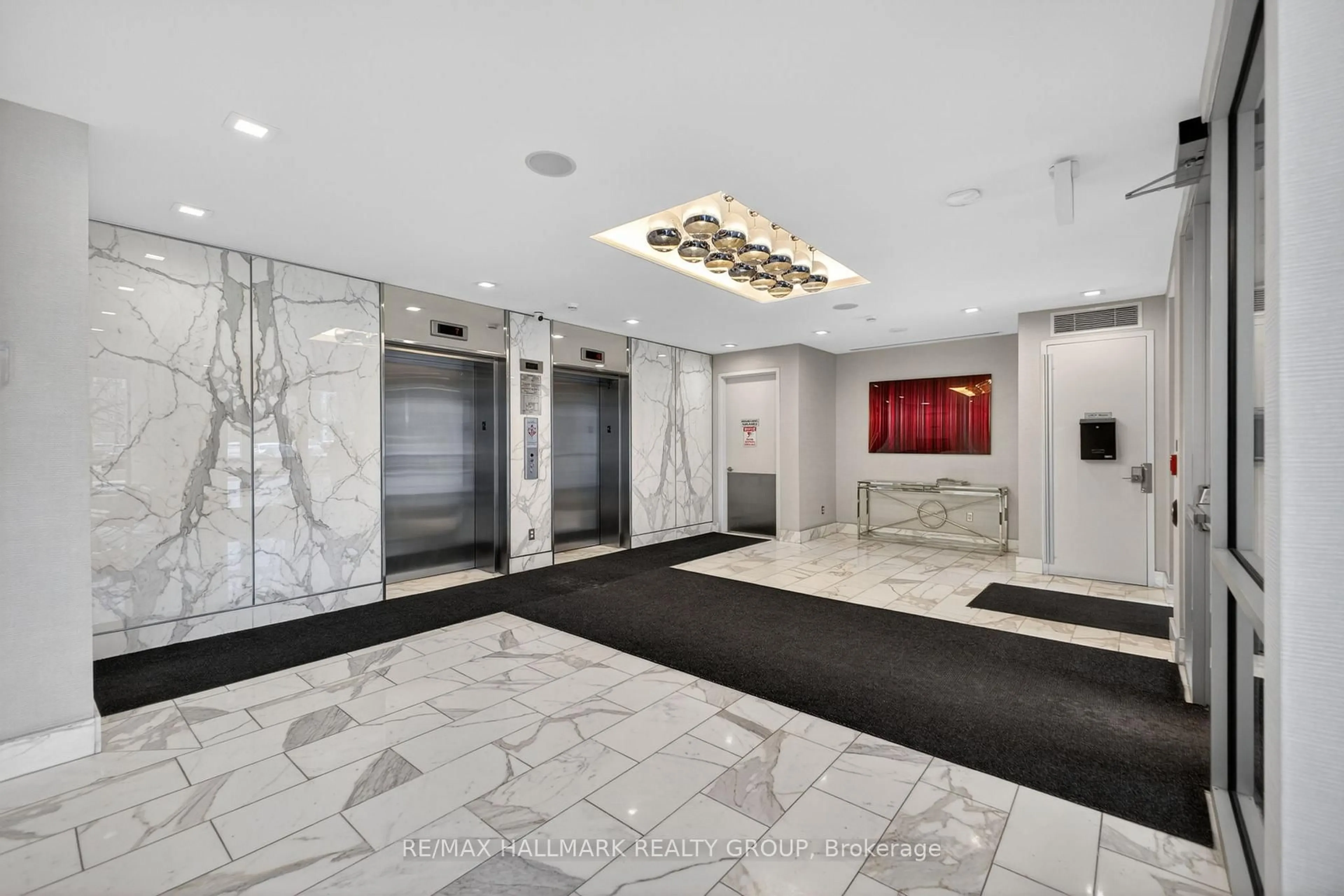 Indoor foyer for 201 Parkdale Ave #705, Ottawa Ontario K1Y 1E8