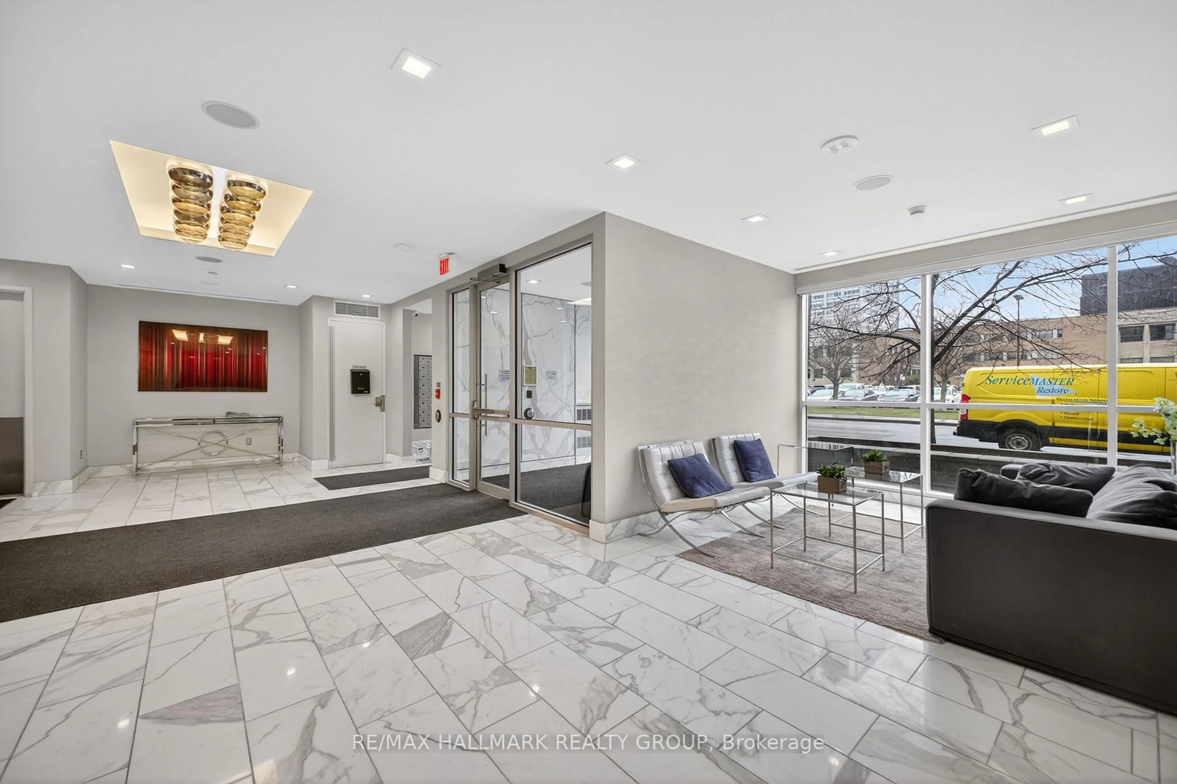 Indoor foyer for 201 Parkdale Ave #705, Ottawa Ontario K1Y 1E8