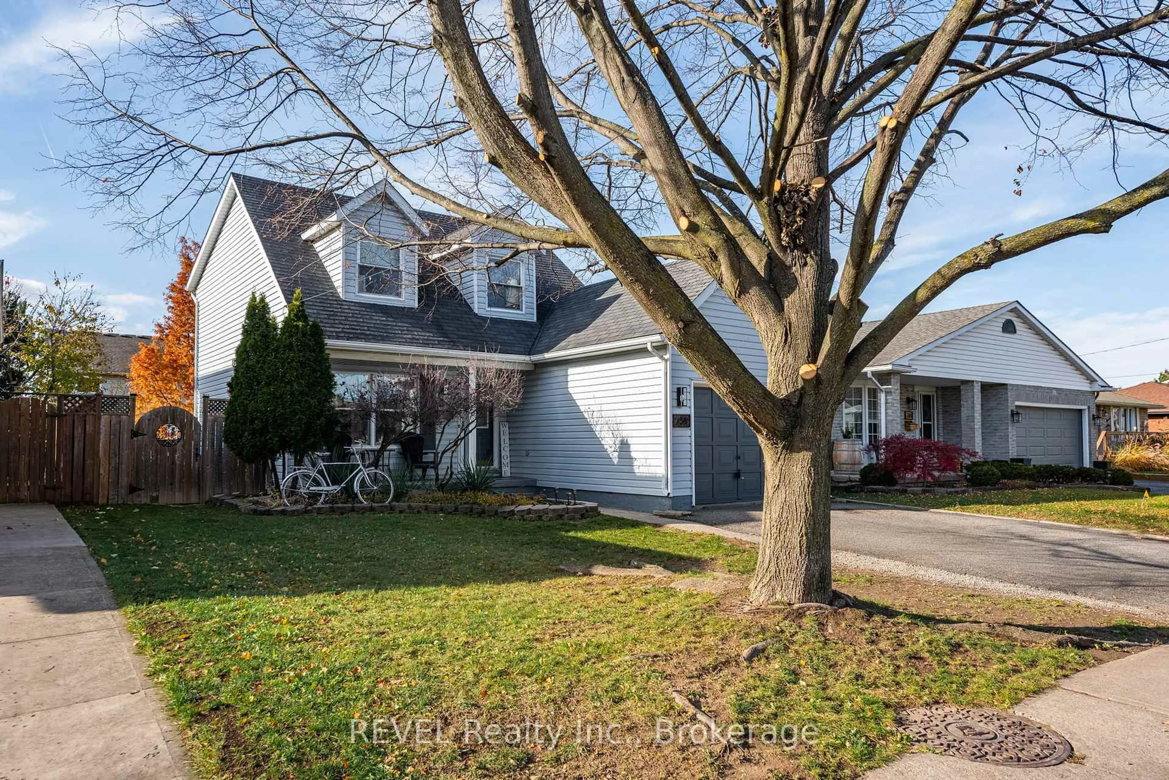 Home with vinyl exterior material, street for 259 VANSICKLE Rd, St. Catharines Ontario L2S 2S9