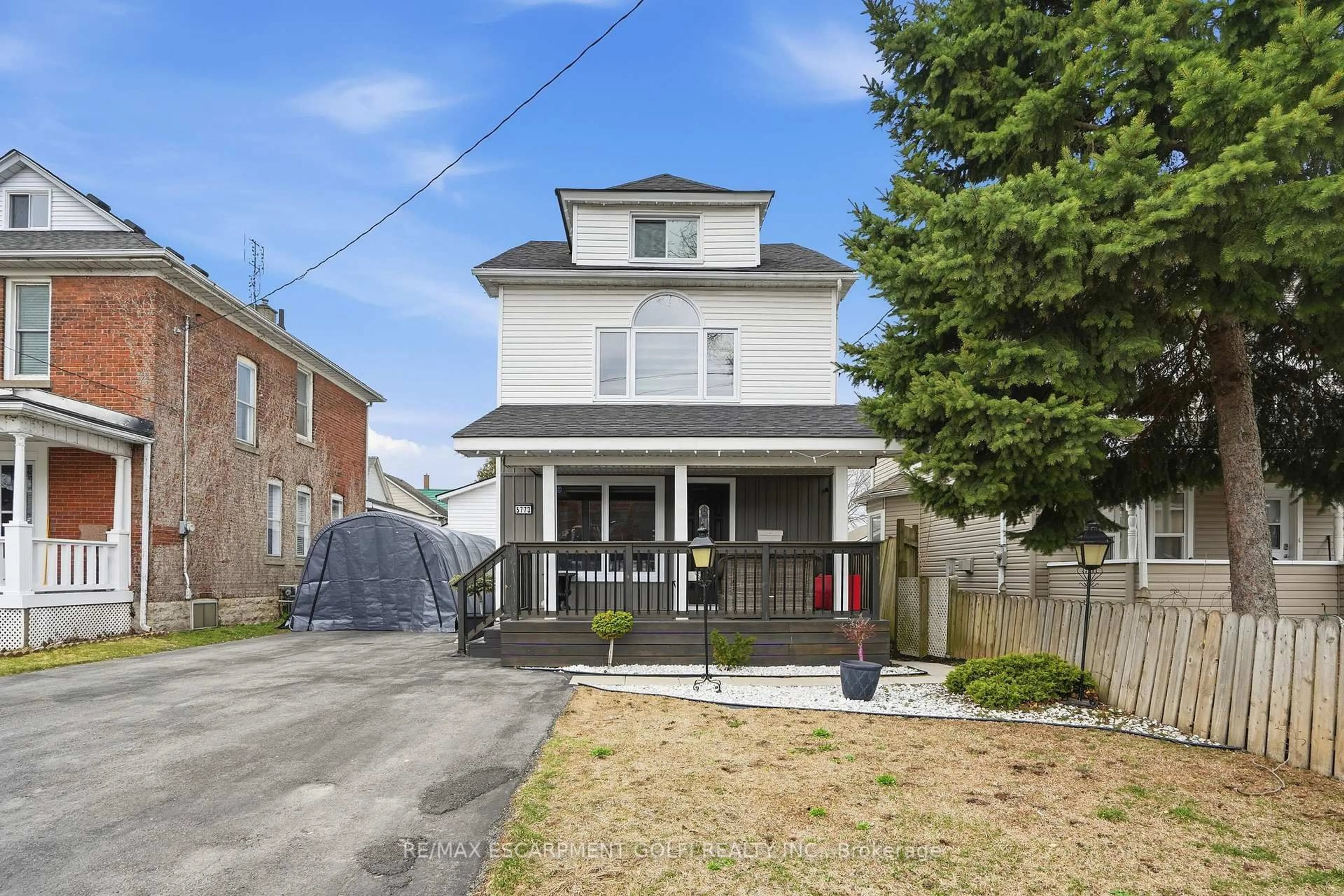 Home with brick exterior material, street for 5773 Leonard Ave, Niagara Falls Ontario L2G 4R4