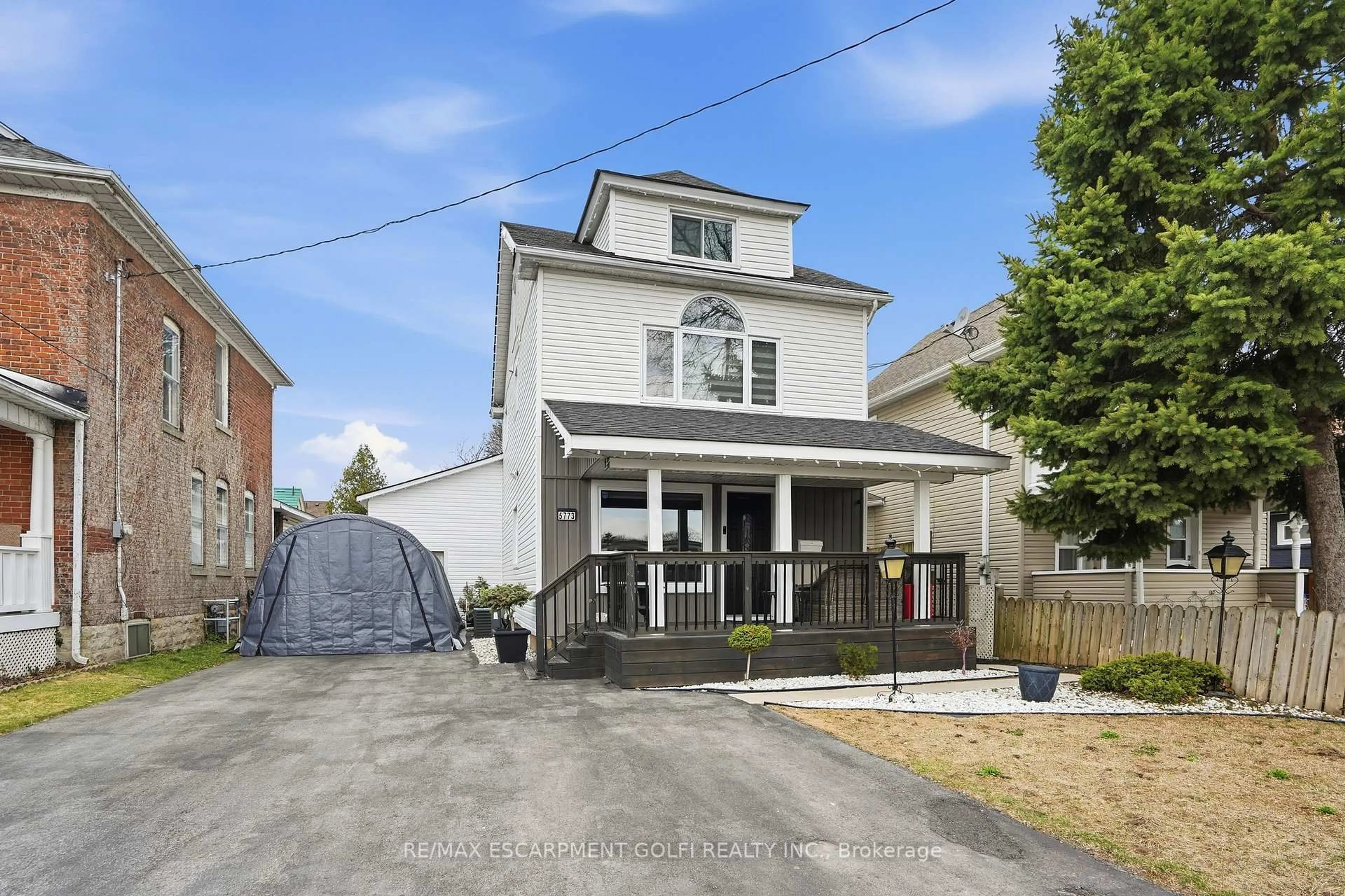 A pic from outside/outdoor area/front of a property/back of a property/a pic from drone, street for 5773 Leonard Ave, Niagara Falls Ontario L2G 4R4