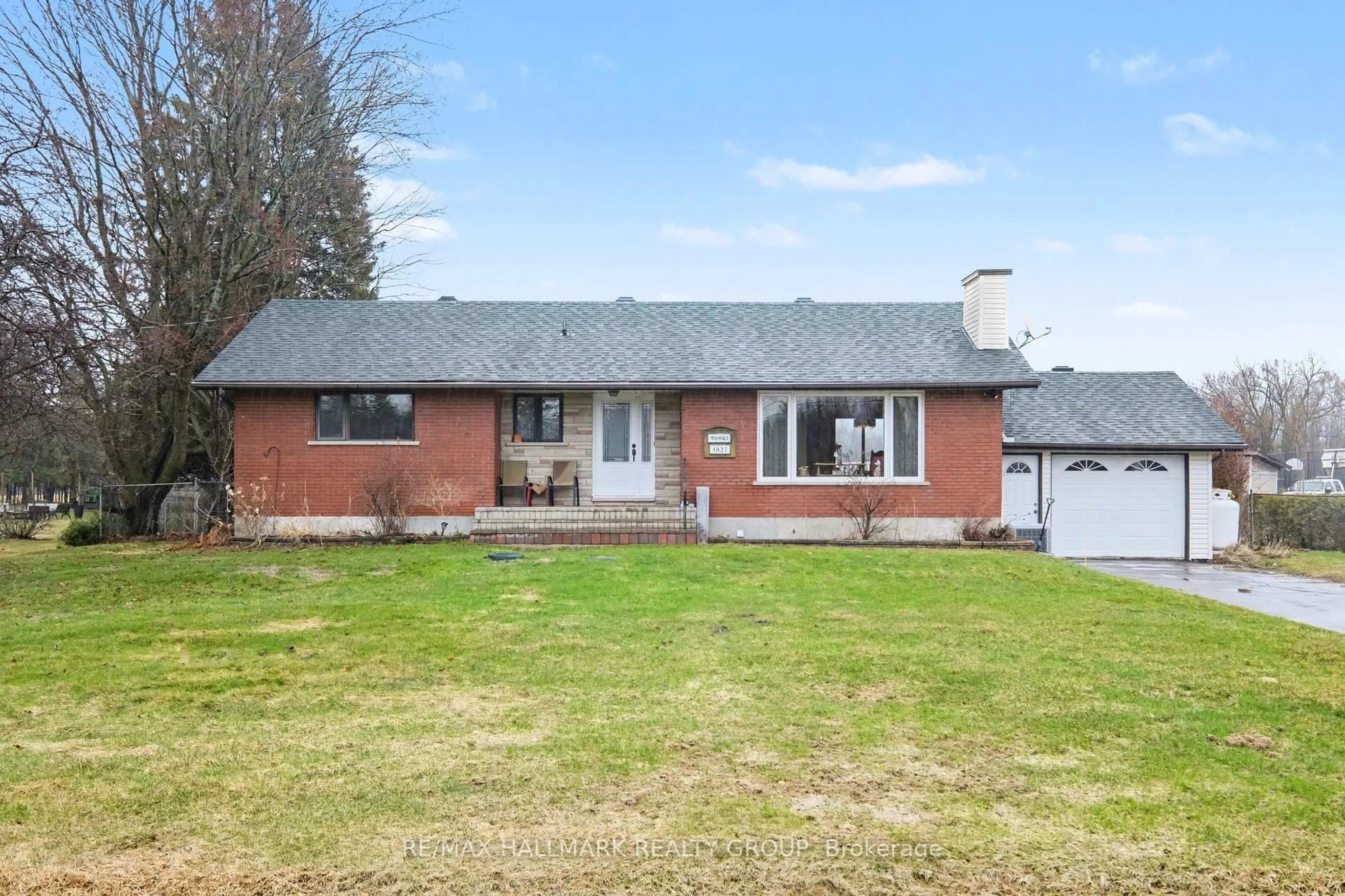 A pic from outside/outdoor area/front of a property/back of a property/a pic from drone, street for 4827 Anderson Rd, Carlsbad Springs Ontario K0A 1K0