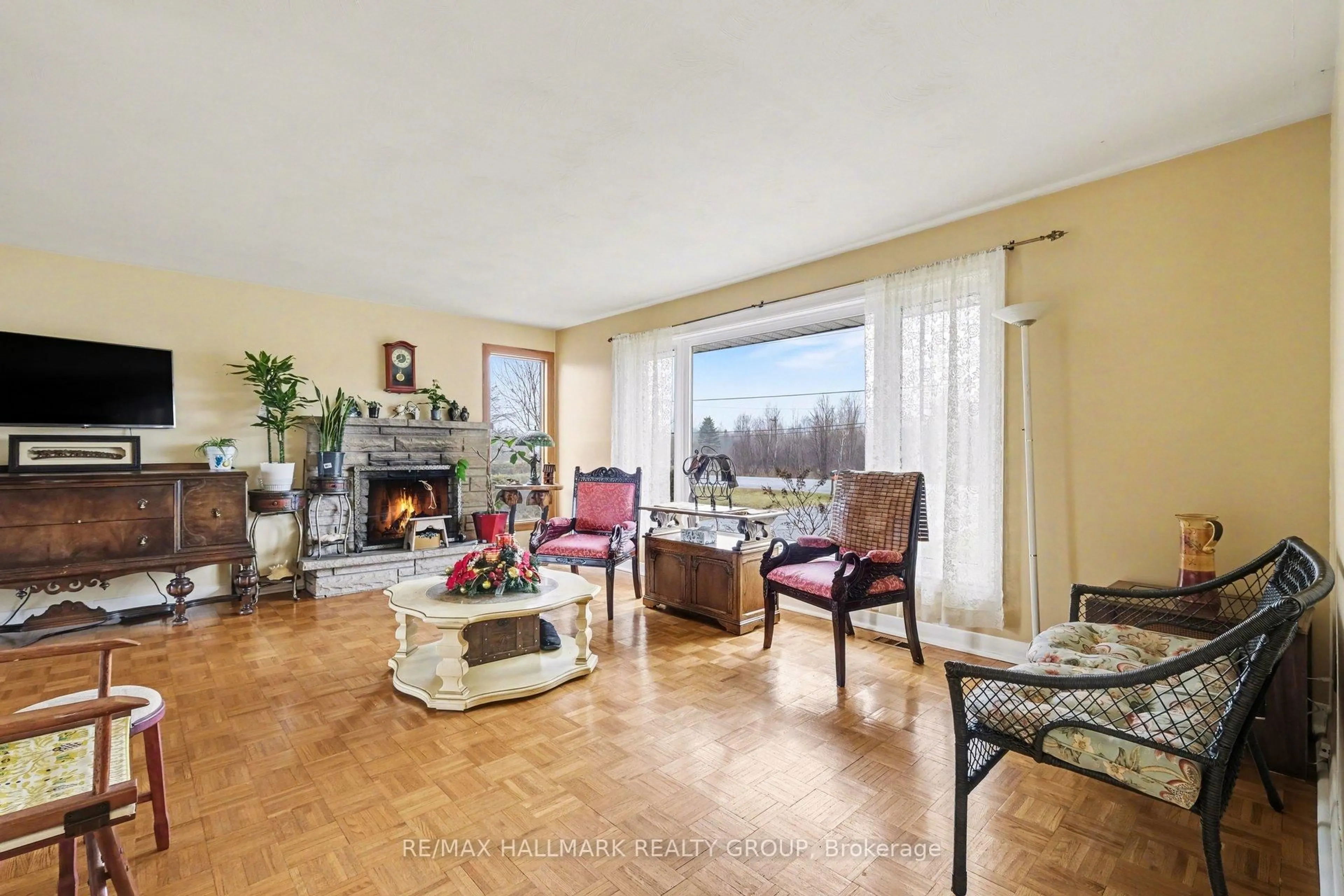 Living room with furniture, unknown for 4827 Anderson Rd, Carlsbad Springs Ontario K0A 1K0
