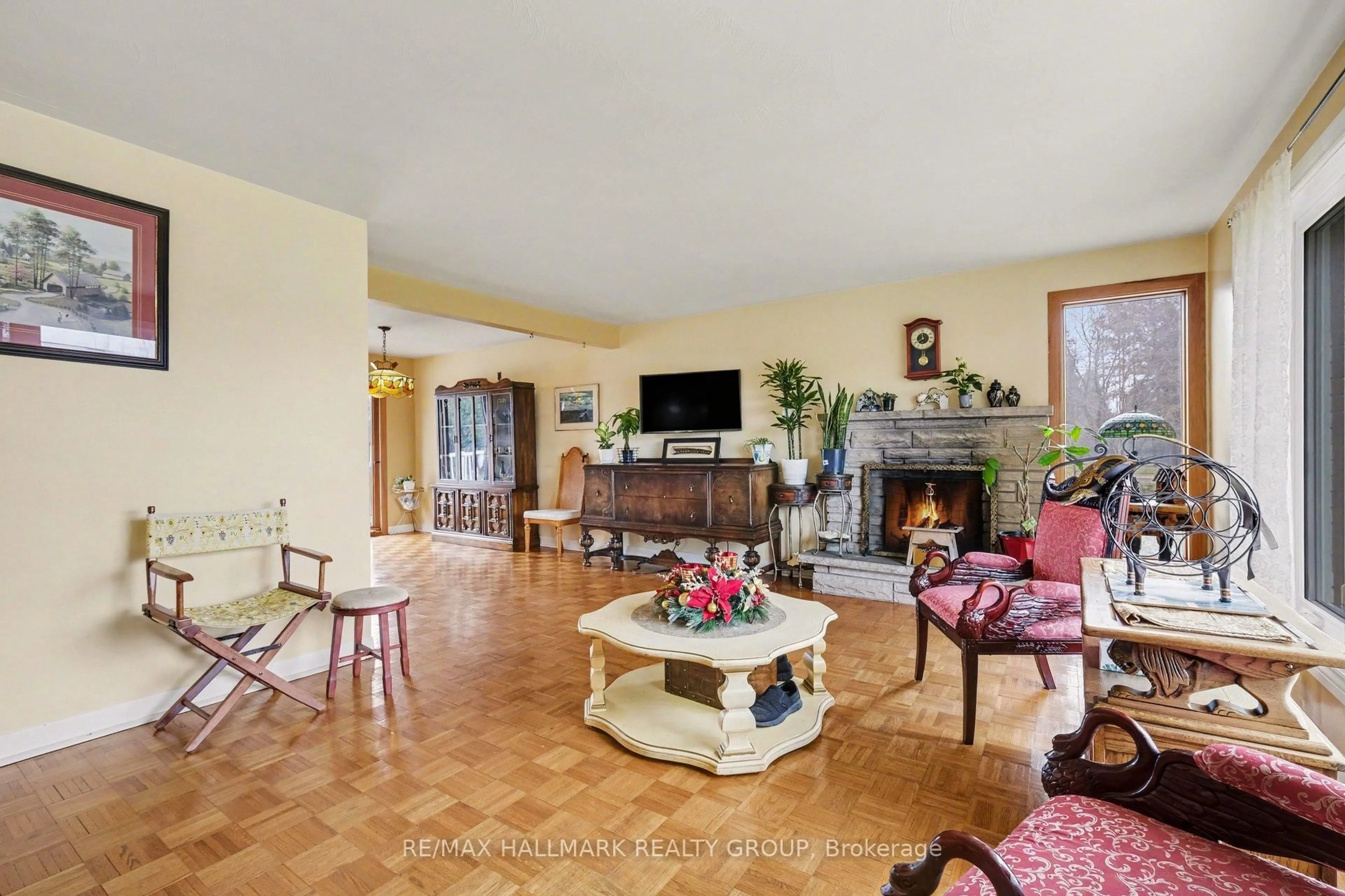Living room with furniture, unknown for 4827 Anderson Rd, Carlsbad Springs Ontario K0A 1K0