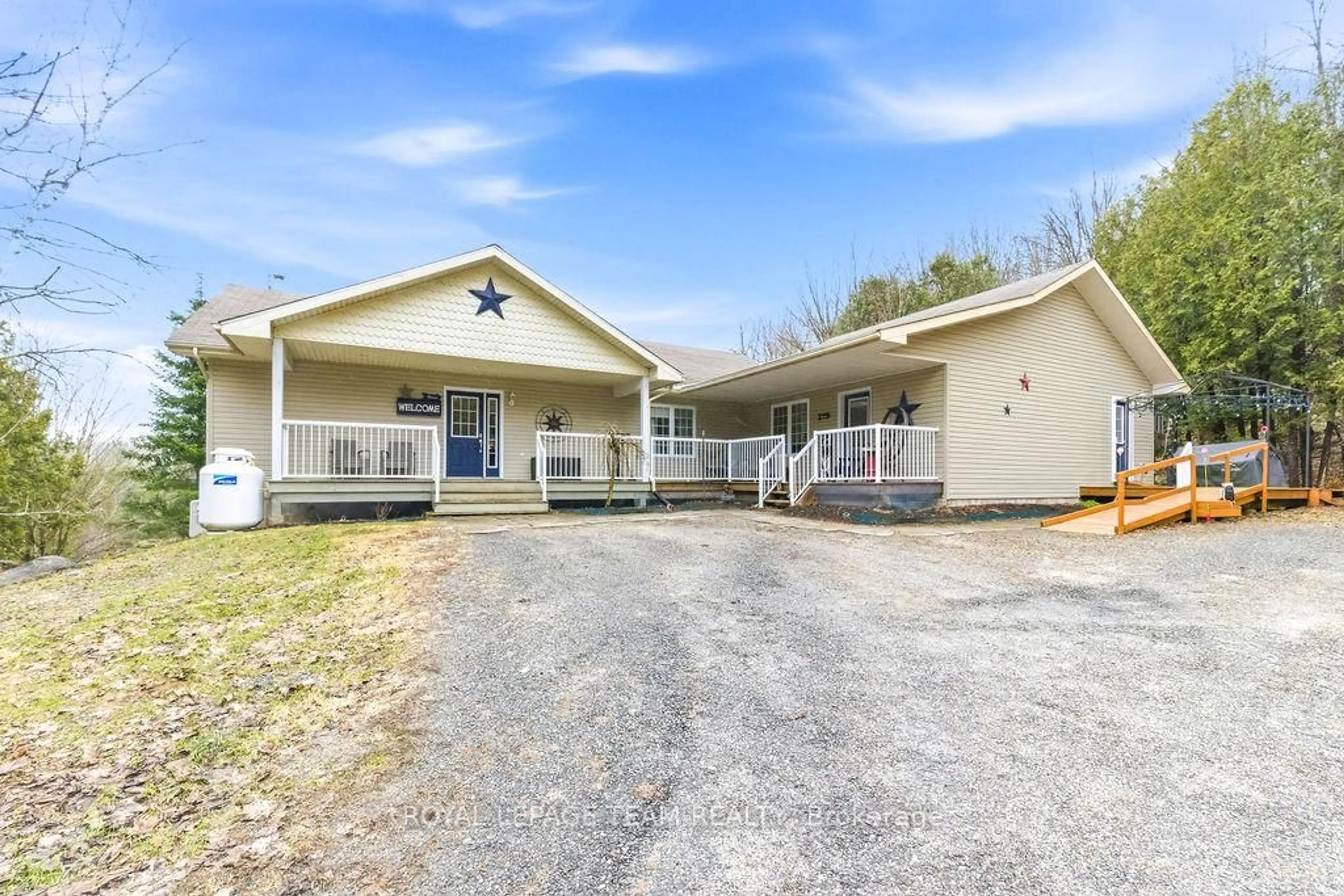 Home with vinyl exterior material, unknown for 5195 Mcdonald's Corners Rd, Mcdonalds Corners Ontario K0G 1M0