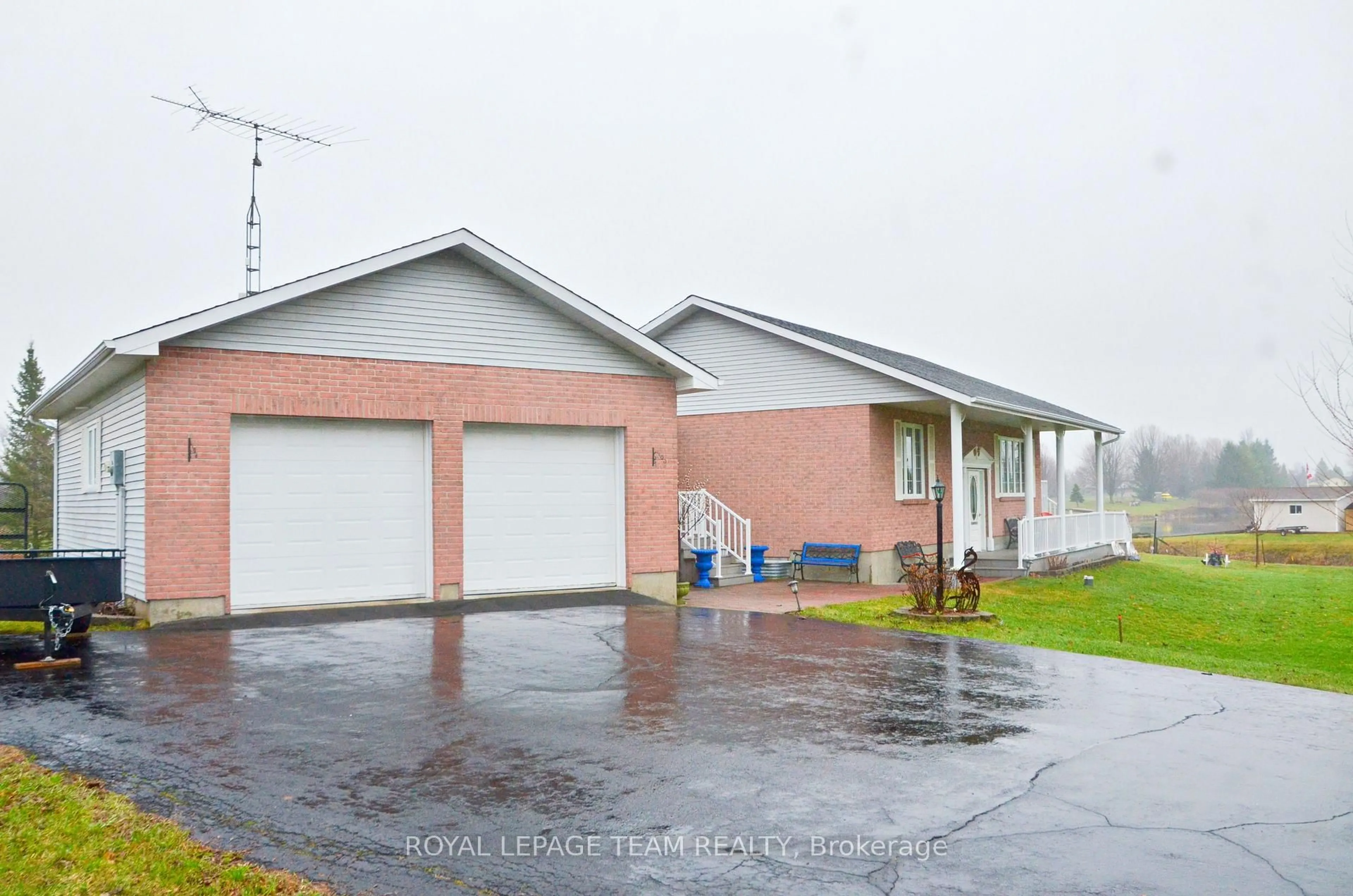Indoor garage for 11708 Breezewood Ave, South Dundas Ontario K0C 1X0