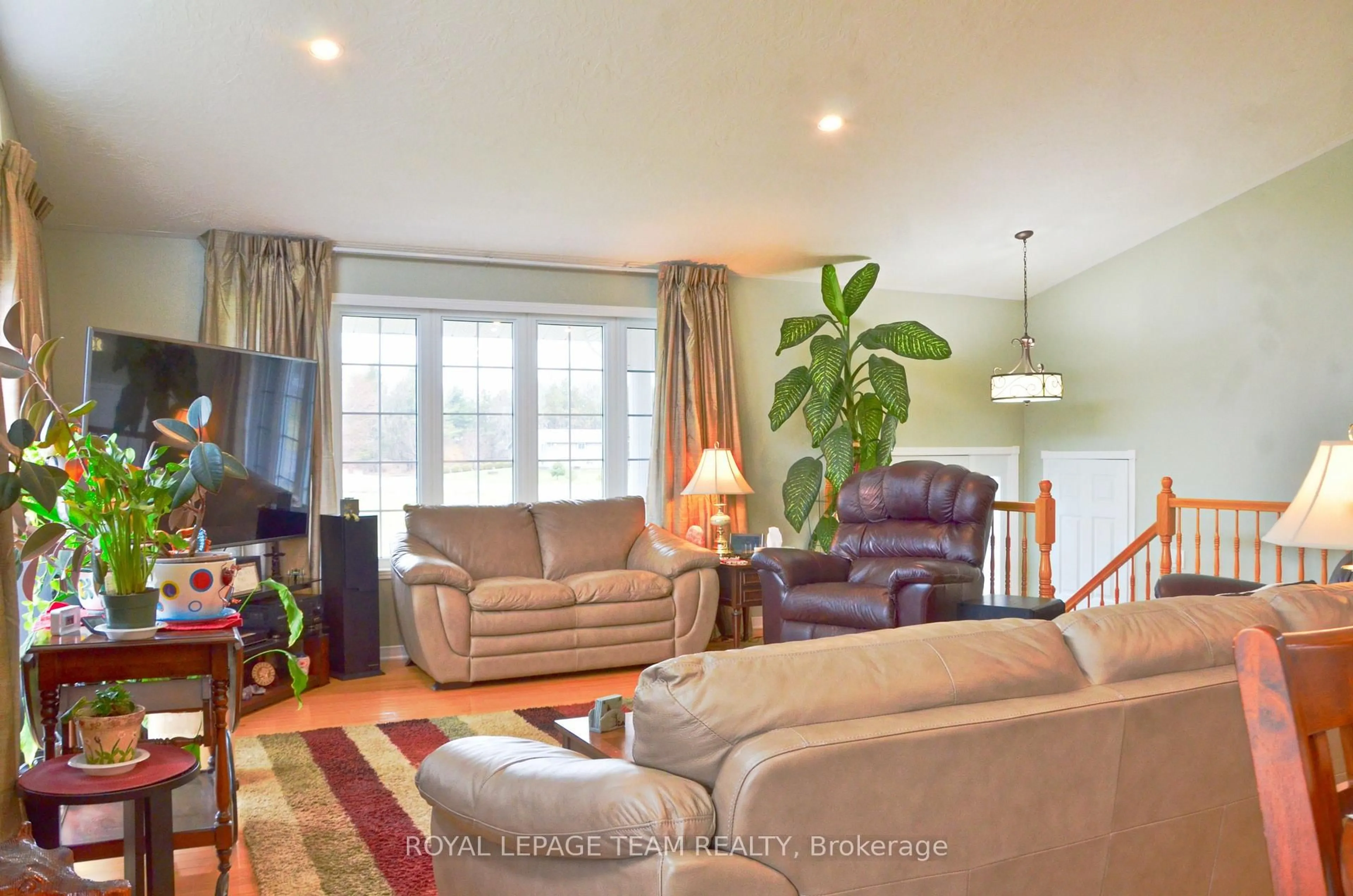 Living room with furniture, wood/laminate floor for 11708 Breezewood Ave, South Dundas Ontario K0C 1X0