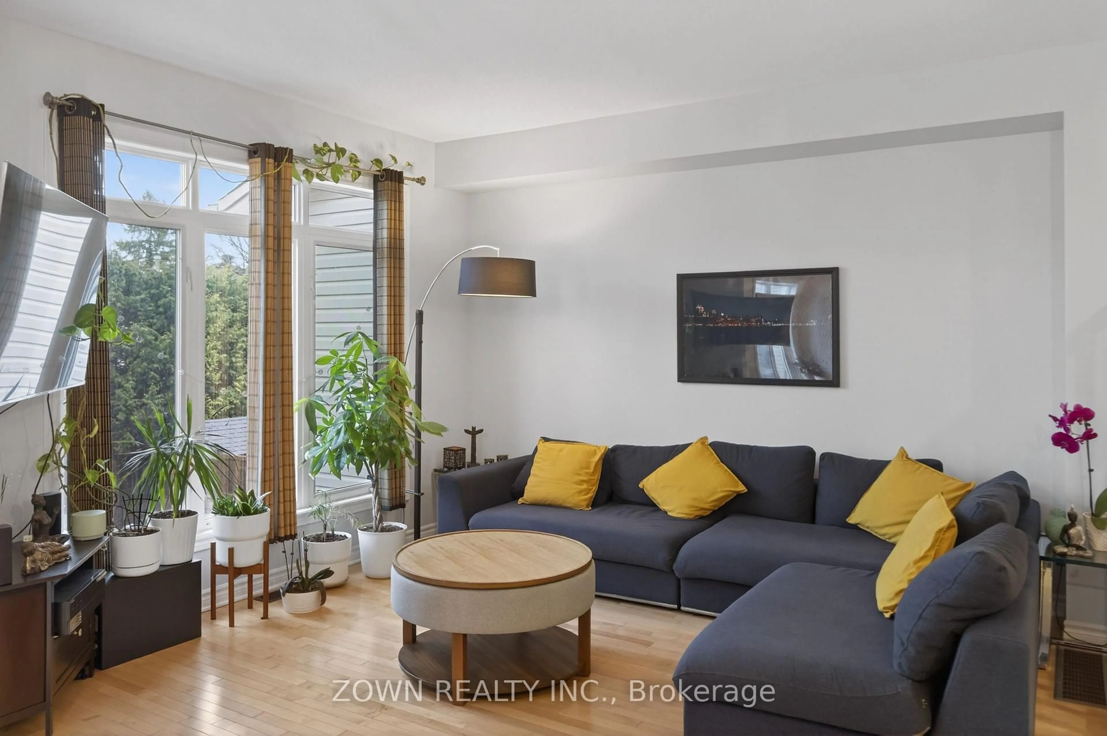 Living room with furniture, wood/laminate floor for 356 Kingbrook Dr, Ottawa Ontario K2M 0G2