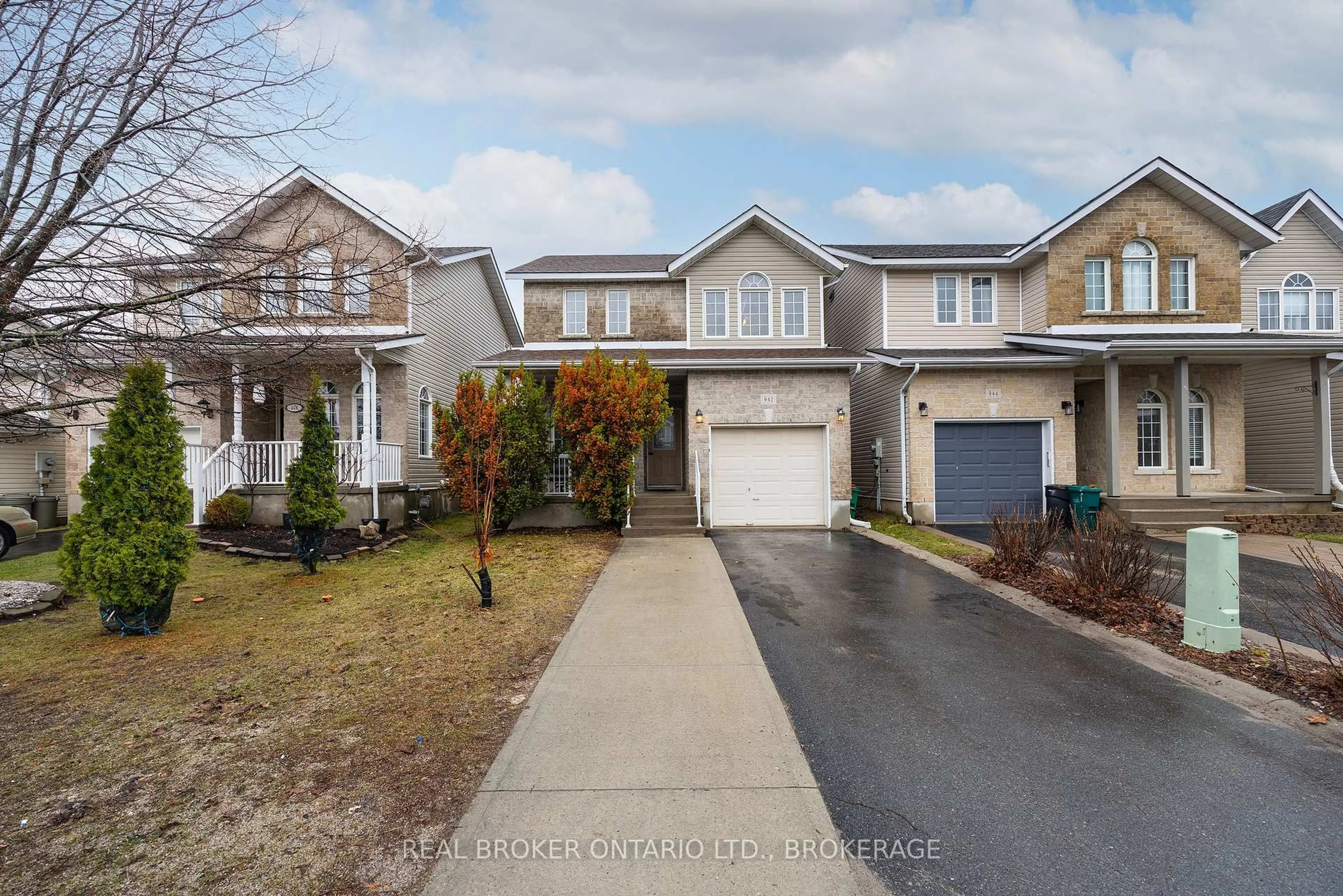 A pic from outside/outdoor area/front of a property/back of a property/a pic from drone, street for 942 Bluffwood Ave, Kingston Ontario K7K 7K5