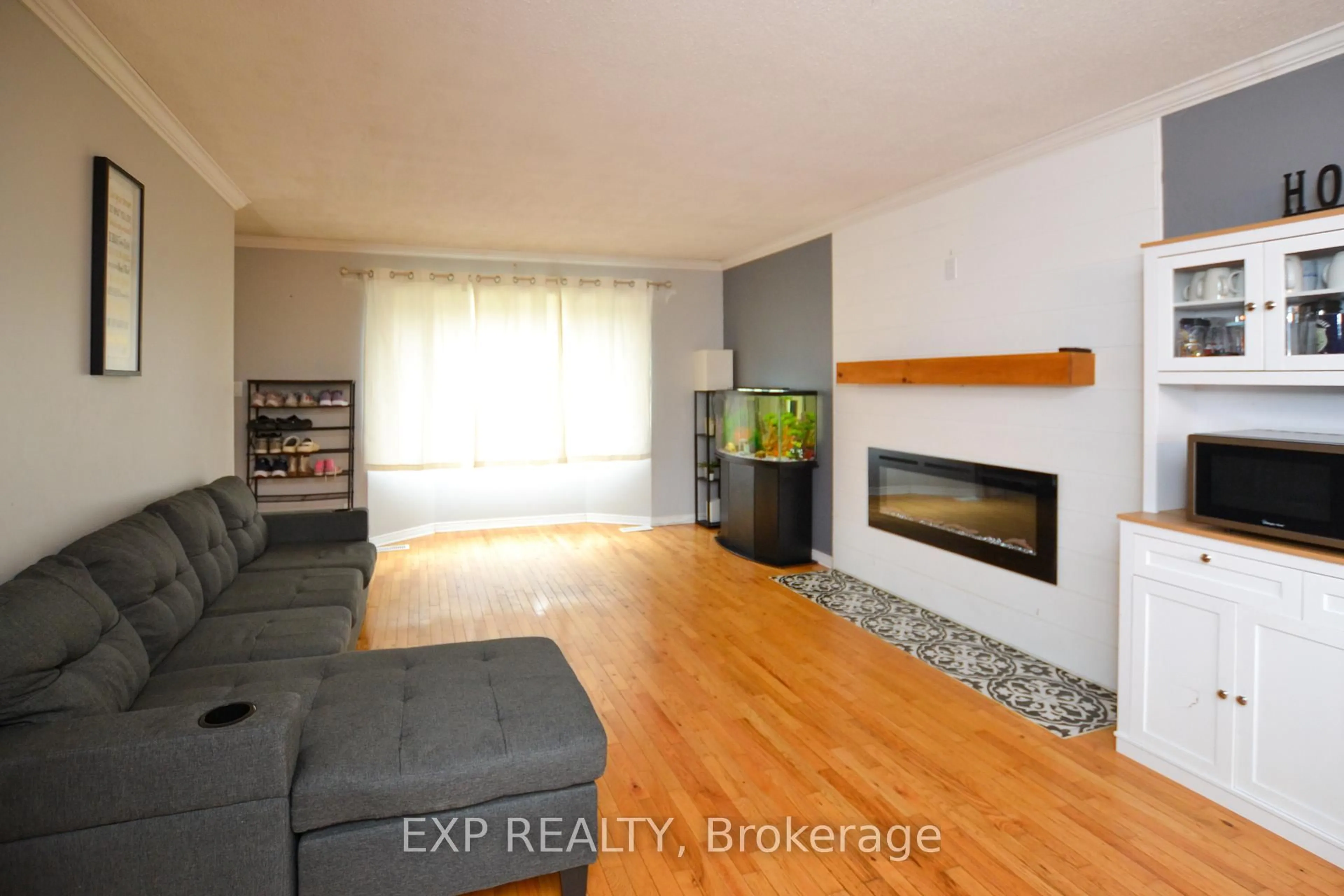 Living room with furniture, wood/laminate floor for 965 BELVEDERE Ave, Clarence-Rockland Ontario K4K 1H3