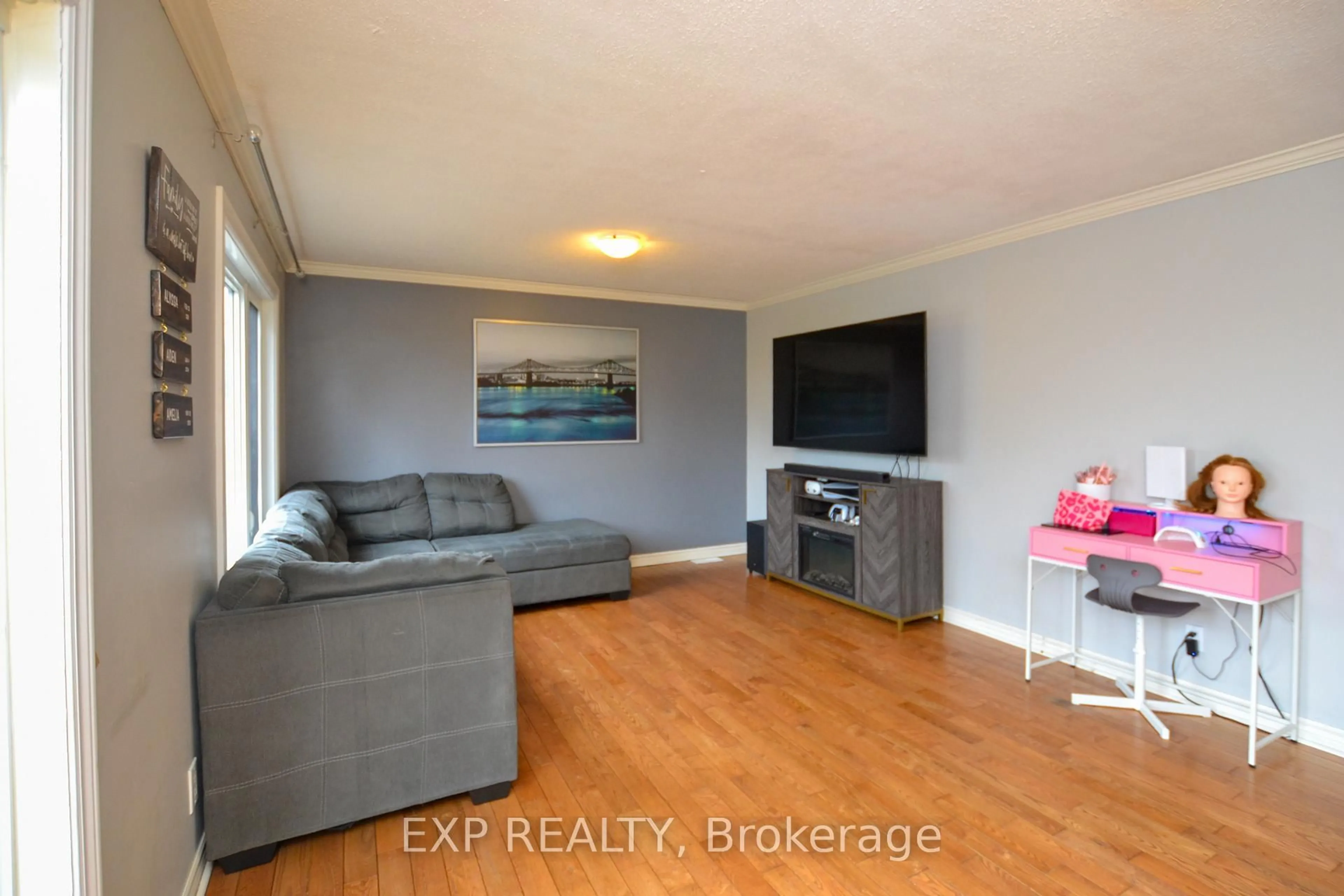 Living room with furniture, wood/laminate floor for 965 BELVEDERE Ave, Clarence-Rockland Ontario K4K 1H3