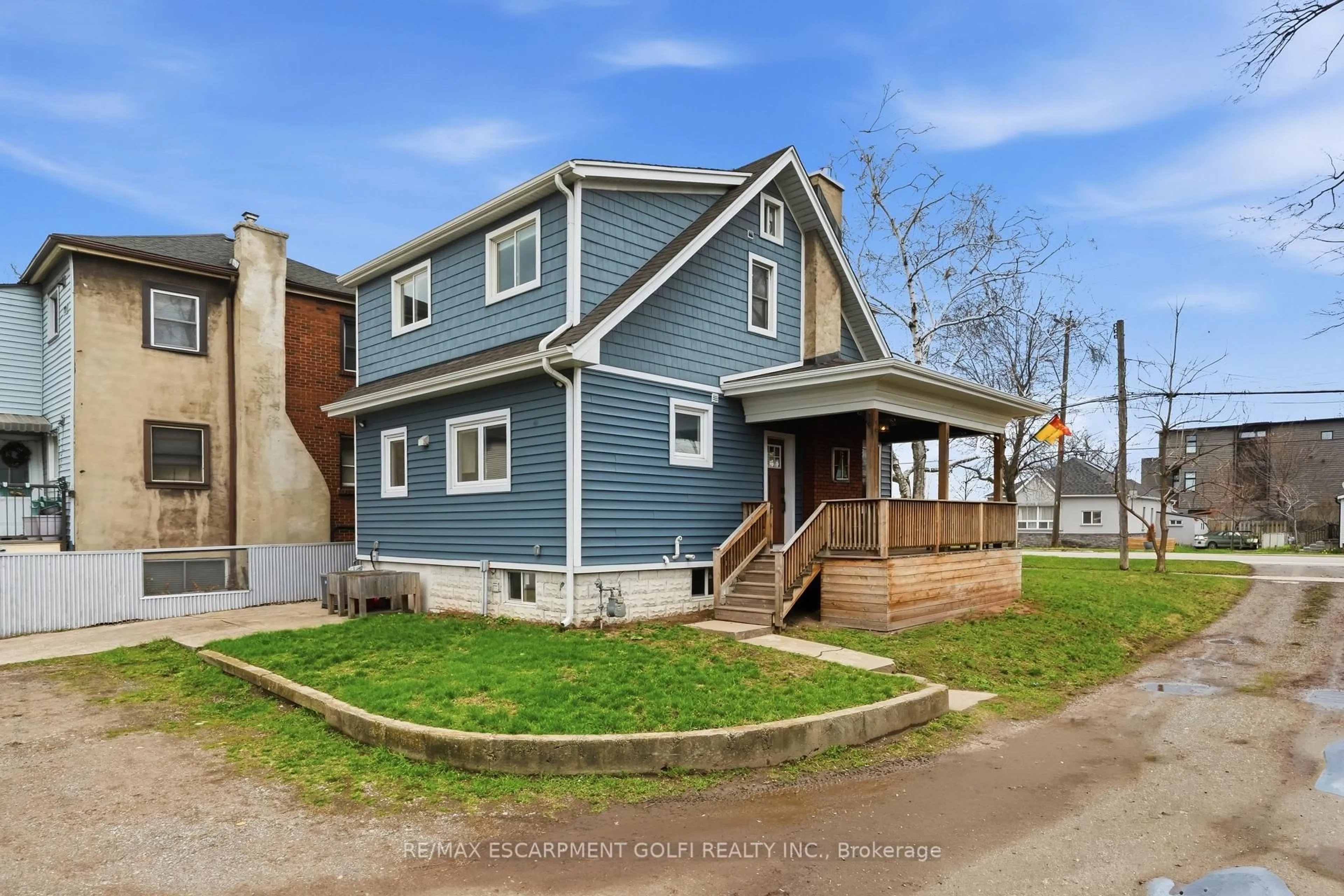 Home with vinyl exterior material, street for 838 BEACH Blvd, Hamilton Ontario L8H 6Z4