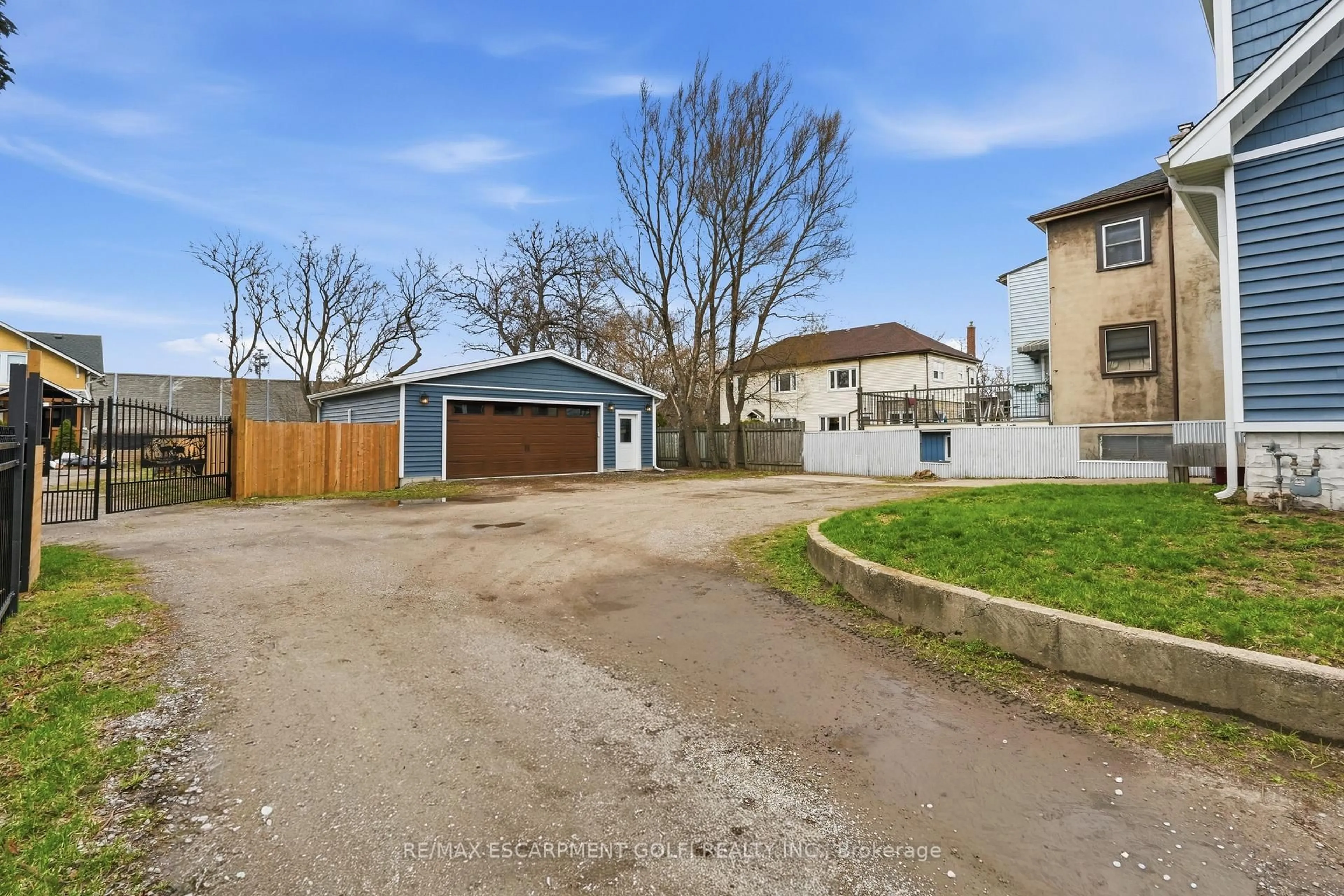 A pic from outside/outdoor area/front of a property/back of a property/a pic from drone, street for 838 BEACH Blvd, Hamilton Ontario L8H 6Z4