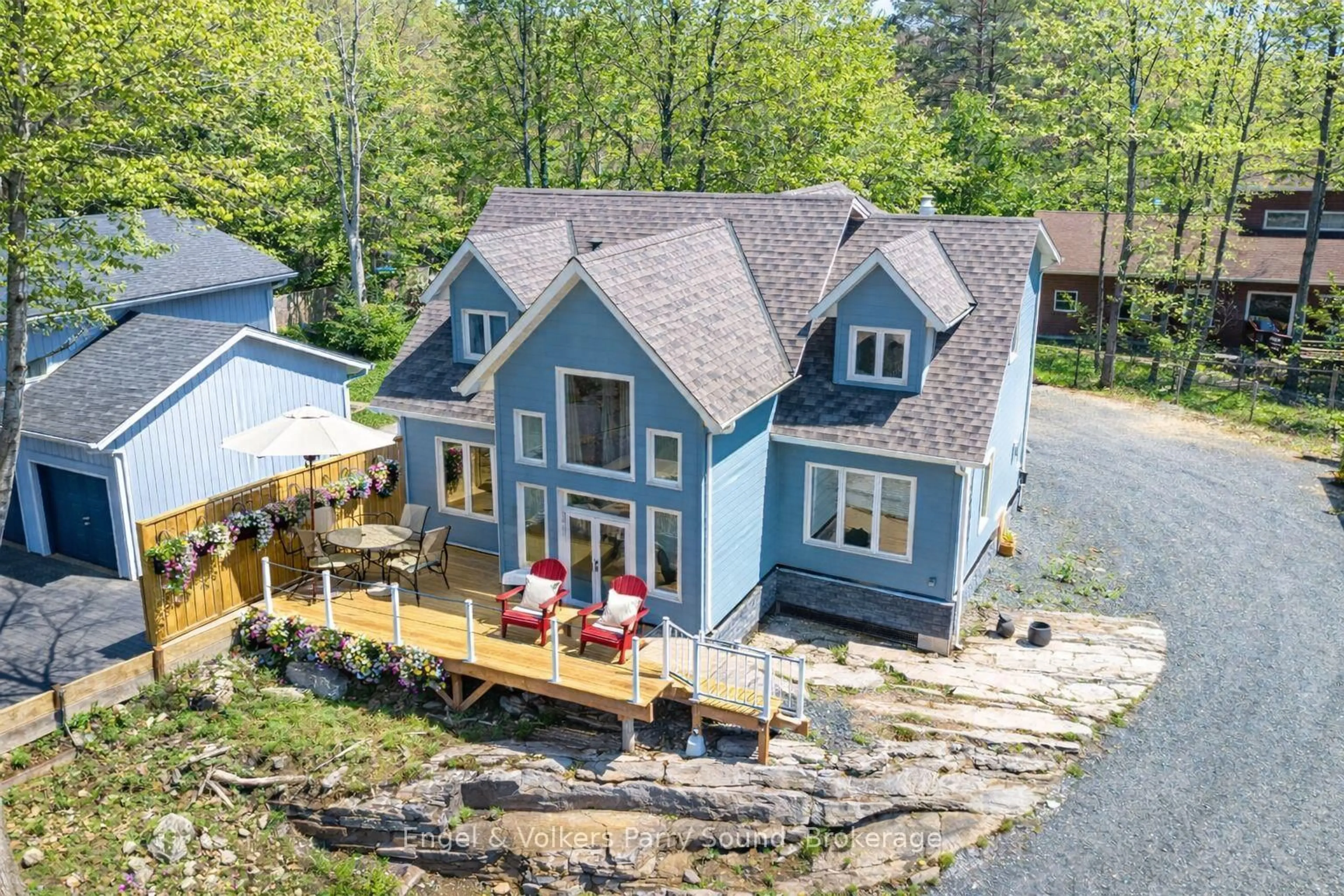 A pic from outside/outdoor area/front of a property/back of a property/a pic from drone, unknown for 29 Queen St, Parry Sound Ontario P2A 2W1