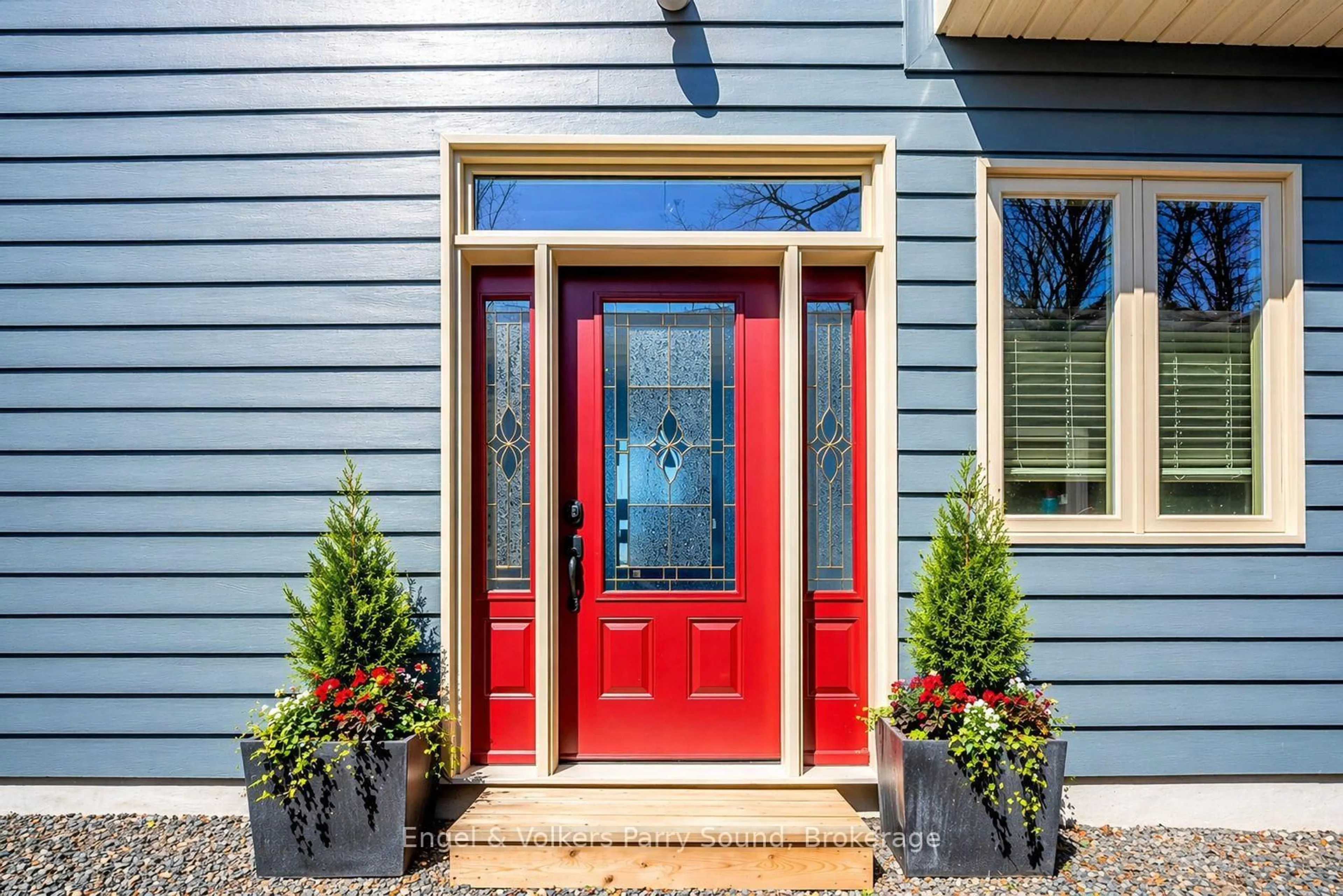 Indoor entryway for 29 Queen St, Parry Sound Ontario P2A 2W1