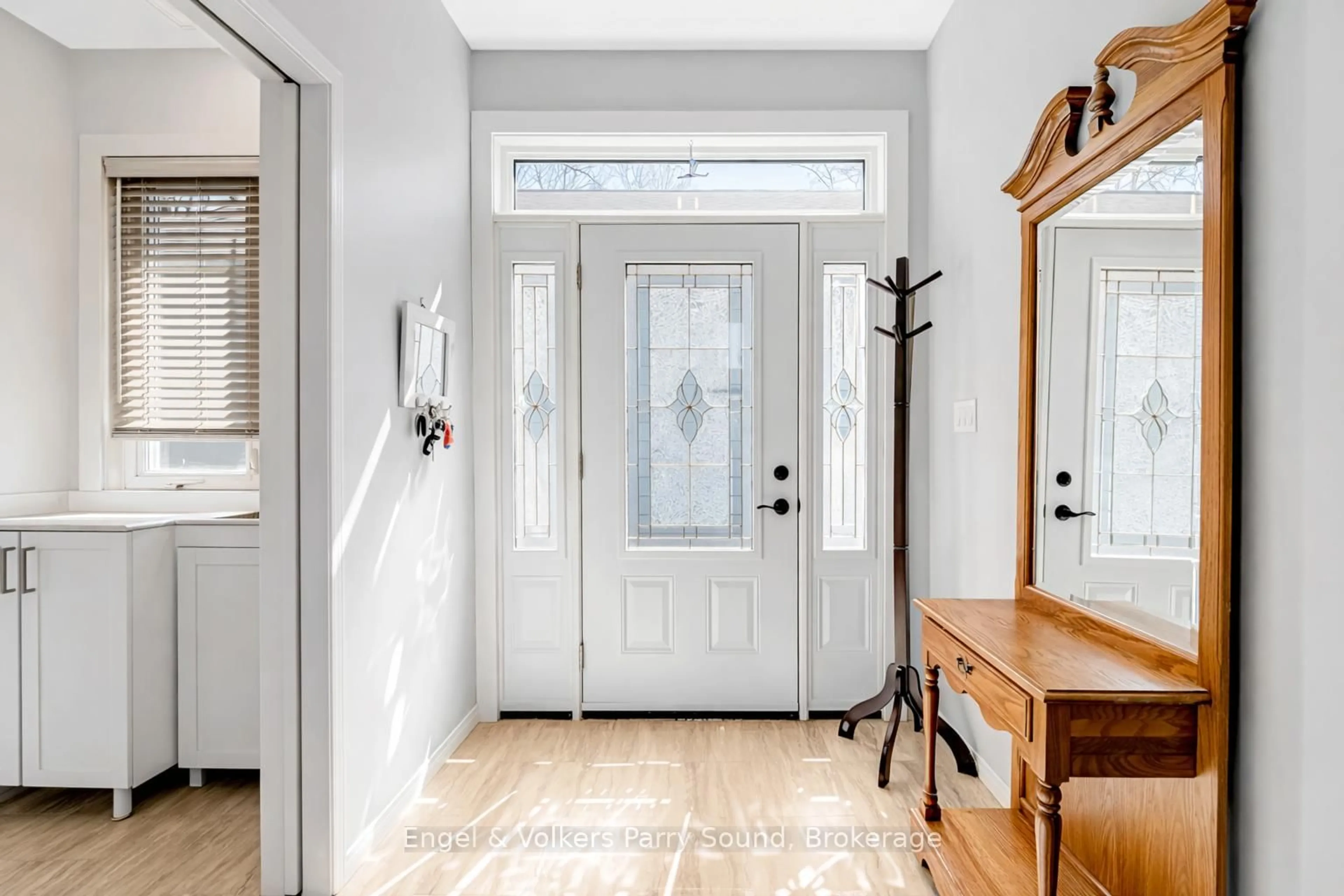 Indoor entryway for 29 Queen St, Parry Sound Ontario P2A 2W1