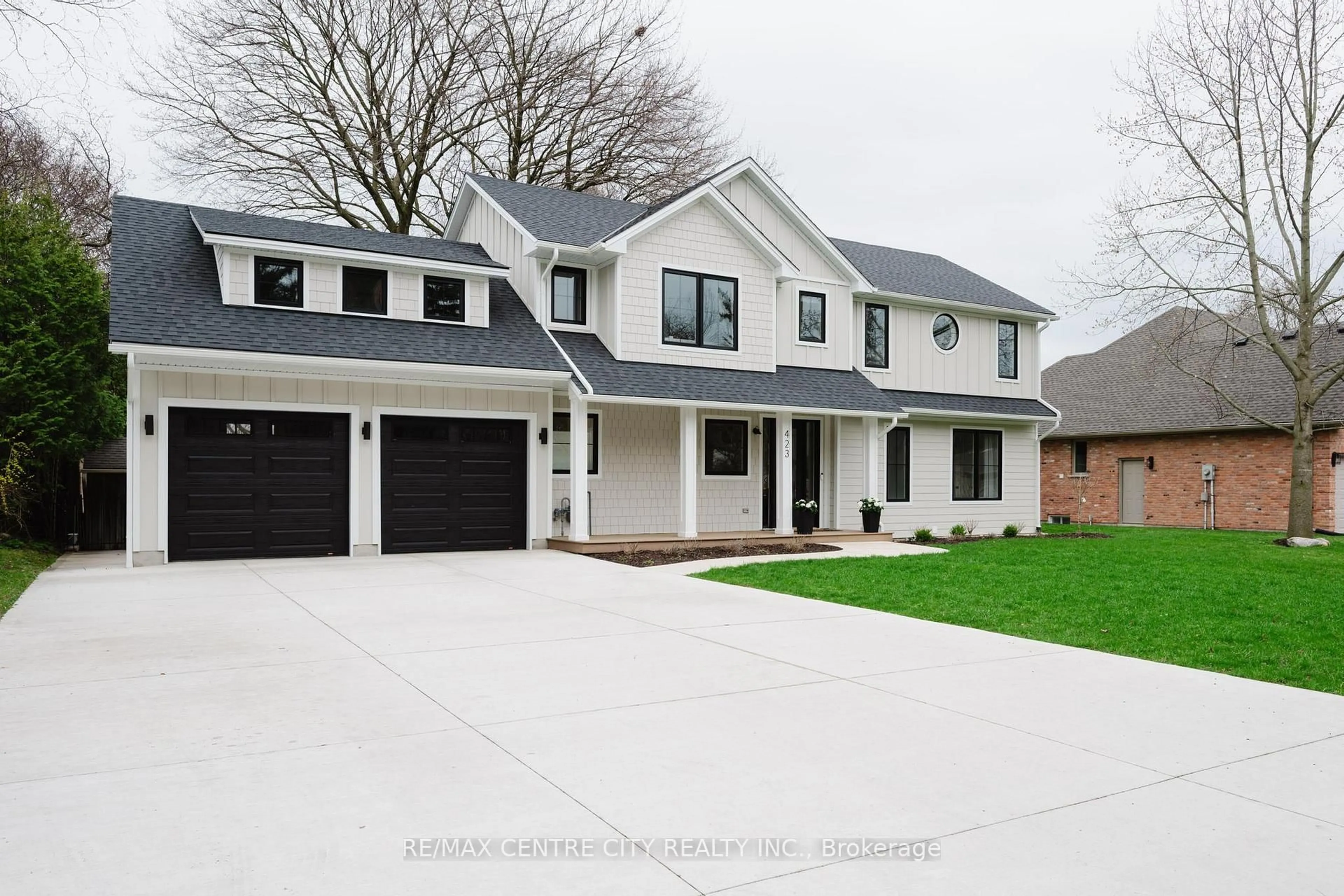 Home with vinyl exterior material, street for 423 West Mile Rd, London North Ontario N6H 3M3