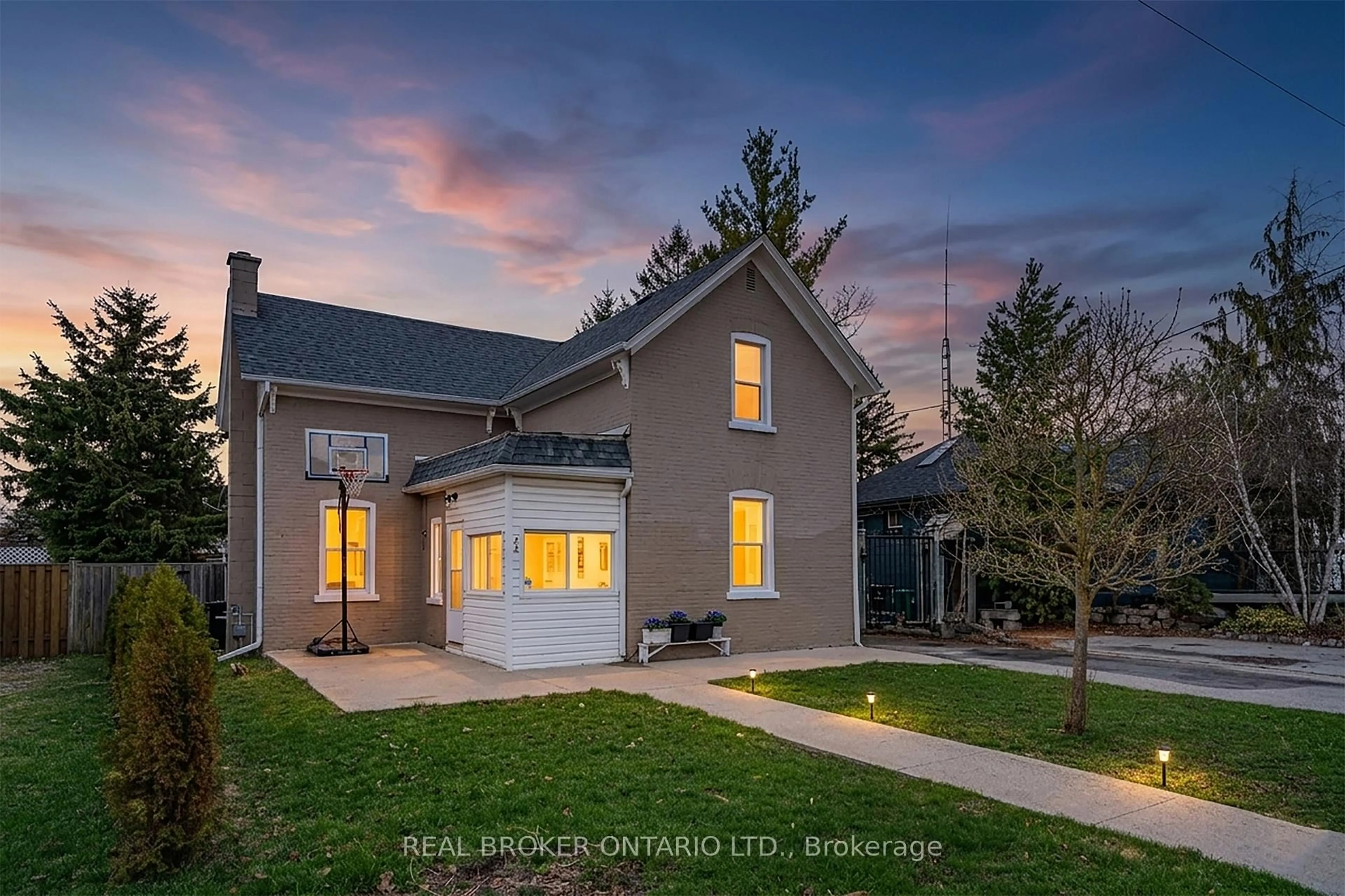 A pic from outside/outdoor area/front of a property/back of a property/a pic from drone, street for 82 Bond St, Cambridge Ontario N1R 4B6