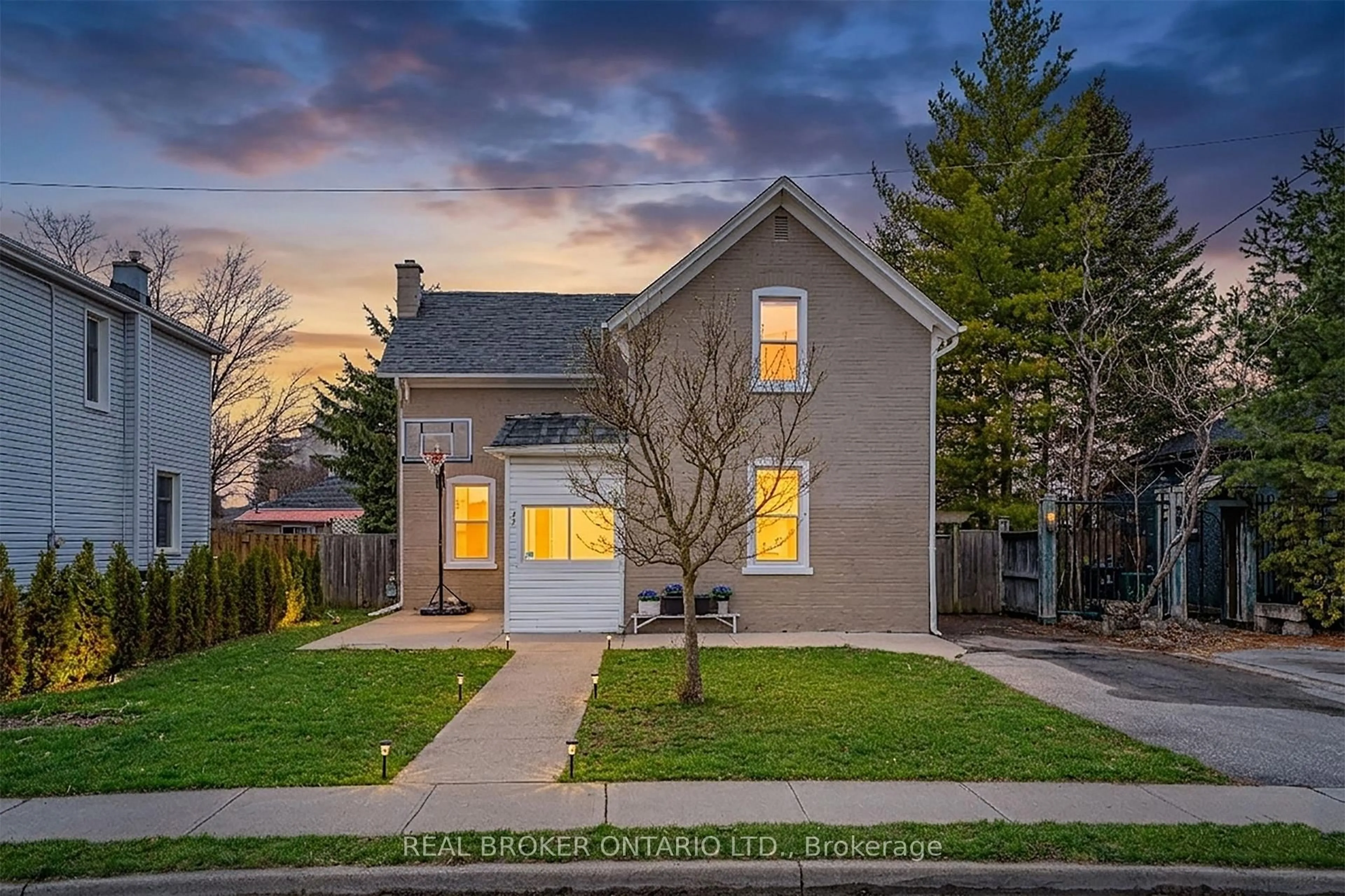 Home with brick exterior material, street for 82 Bond St, Cambridge Ontario N1R 4B6
