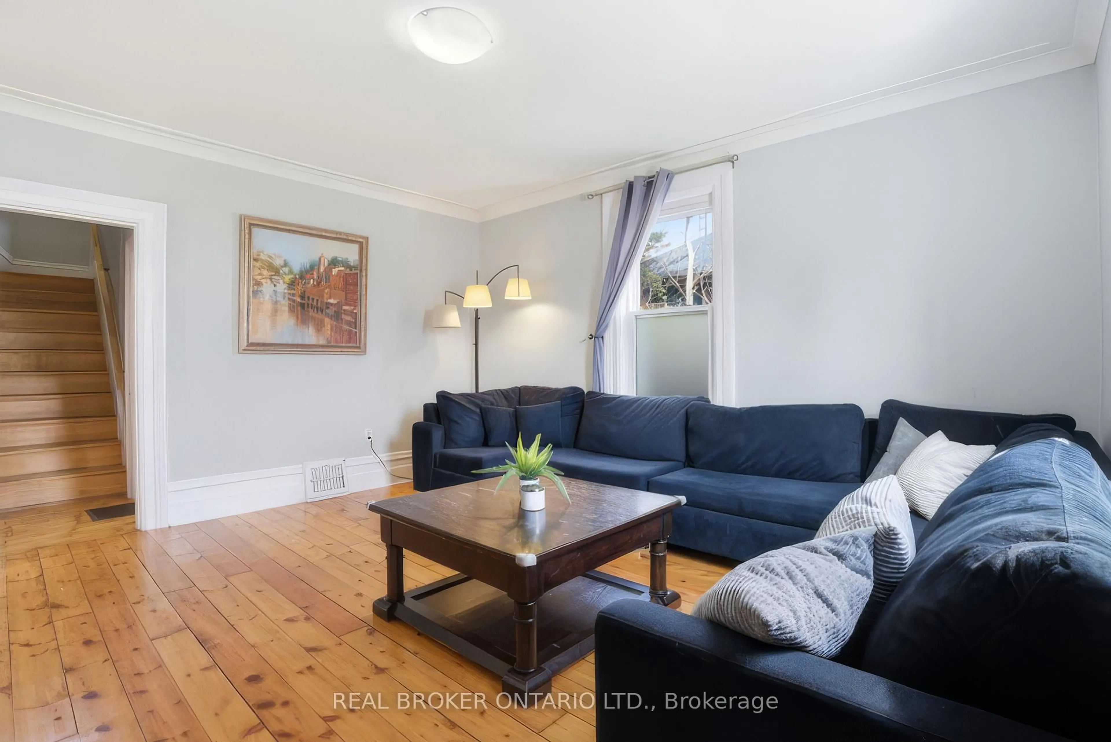 Living room with furniture, wood/laminate floor for 82 Bond St, Cambridge Ontario N1R 4B6