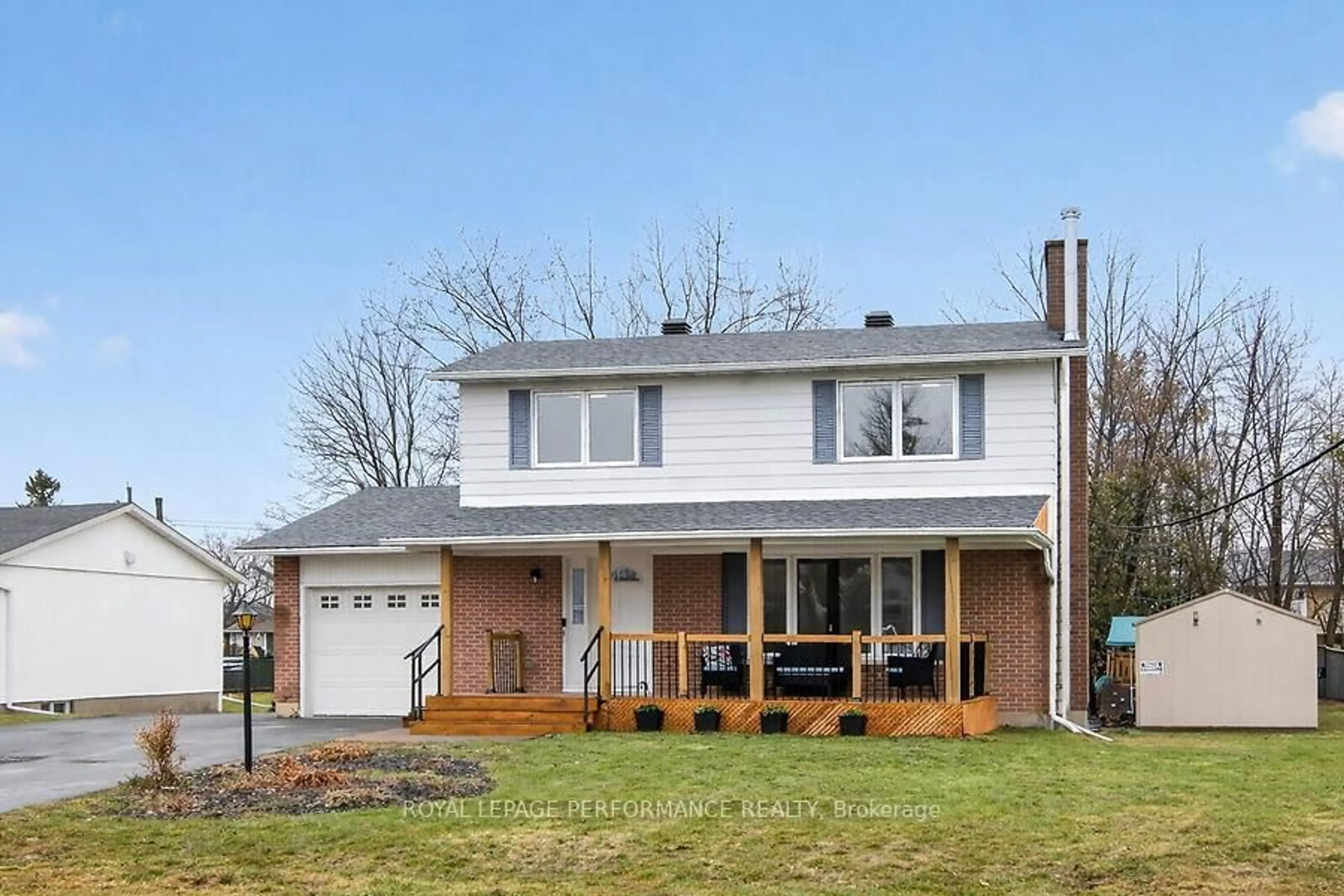 Home with vinyl exterior material, street for 20 Coldstream Dr, Munster Ontario K0A 3P0