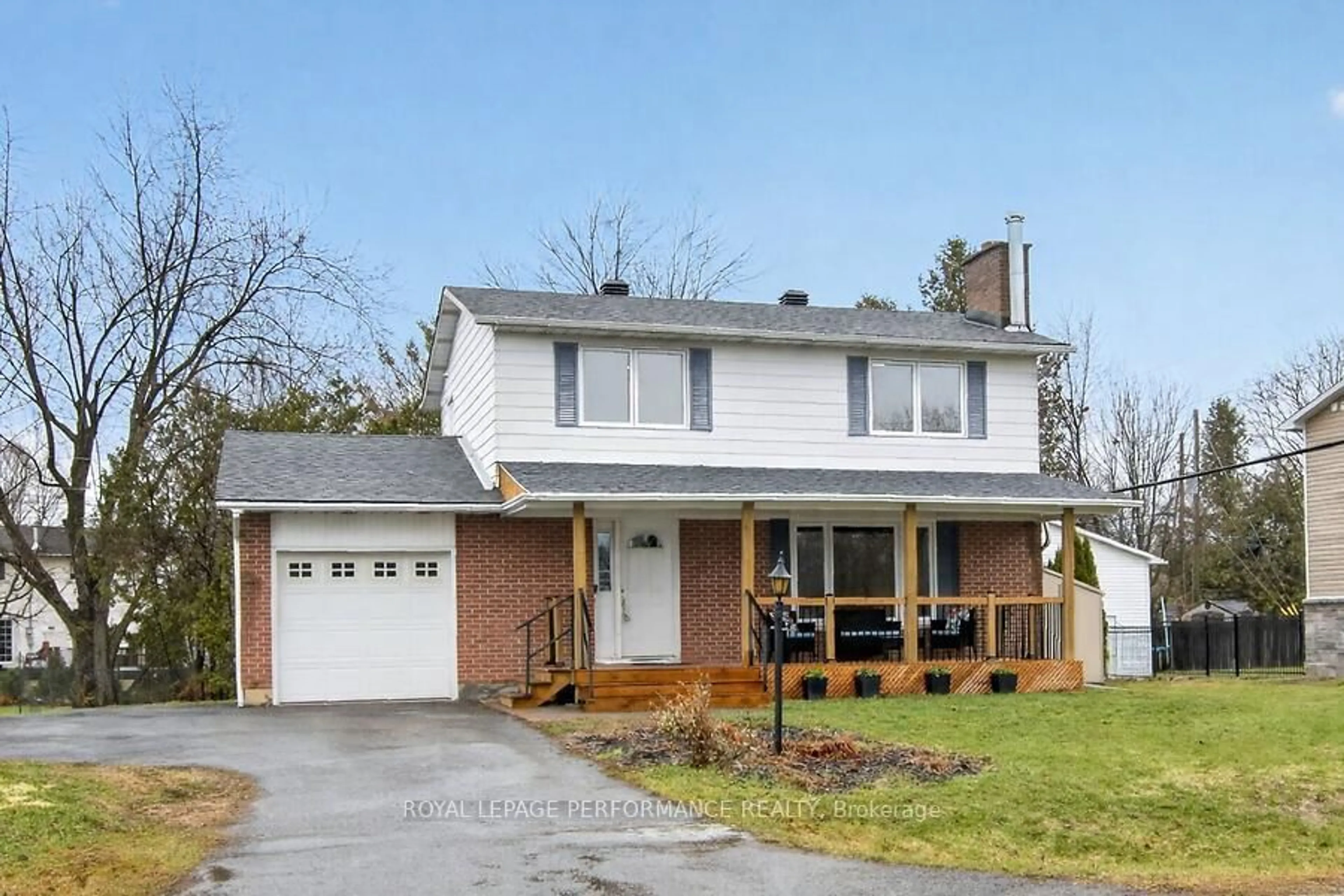 Home with vinyl exterior material, street for 20 Coldstream Dr, Munster Ontario K0A 3P0